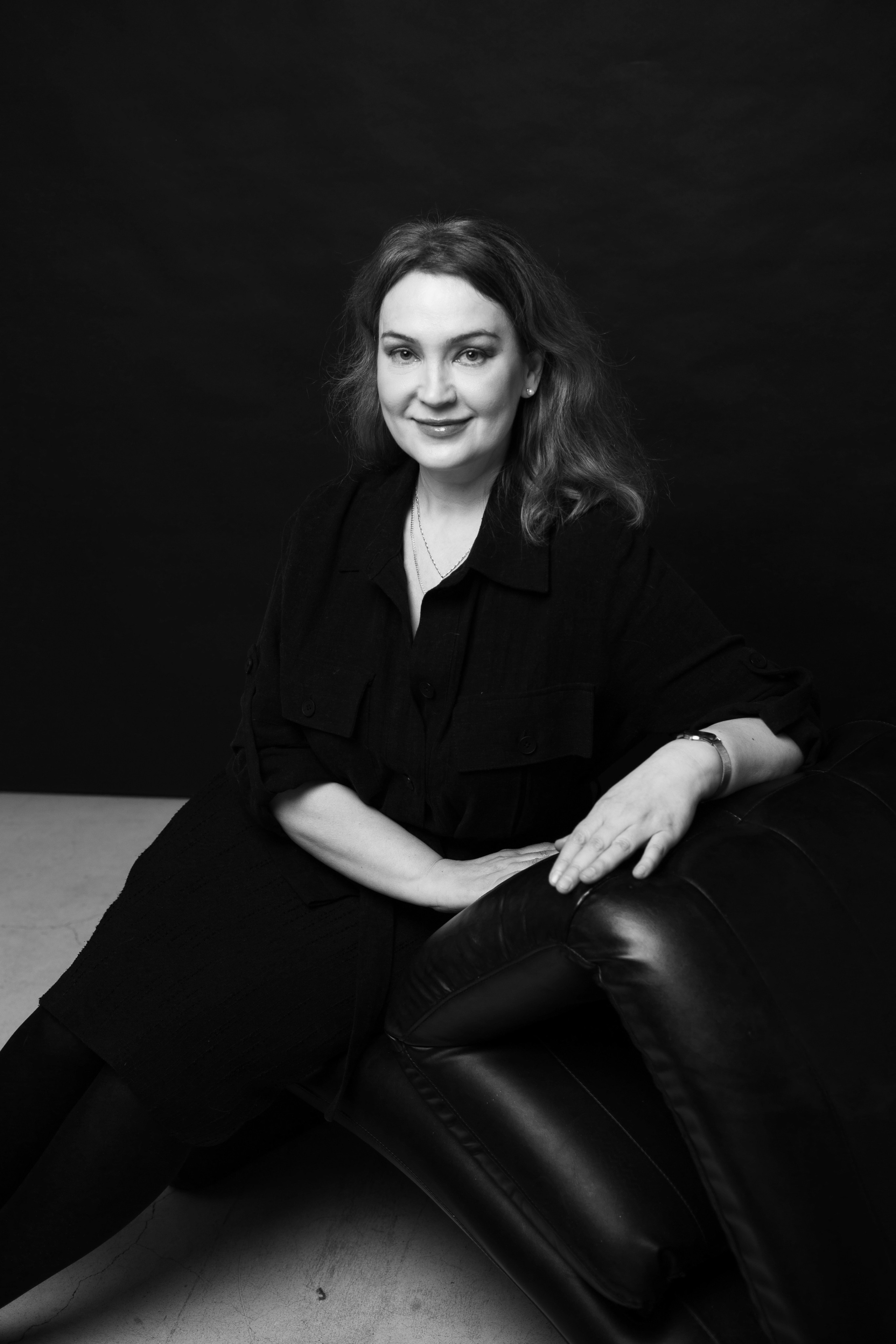 Минималистичная поза сидя, ч/б женский портрет на черном фоне, психологическая съемка СПб, расслабленная поза