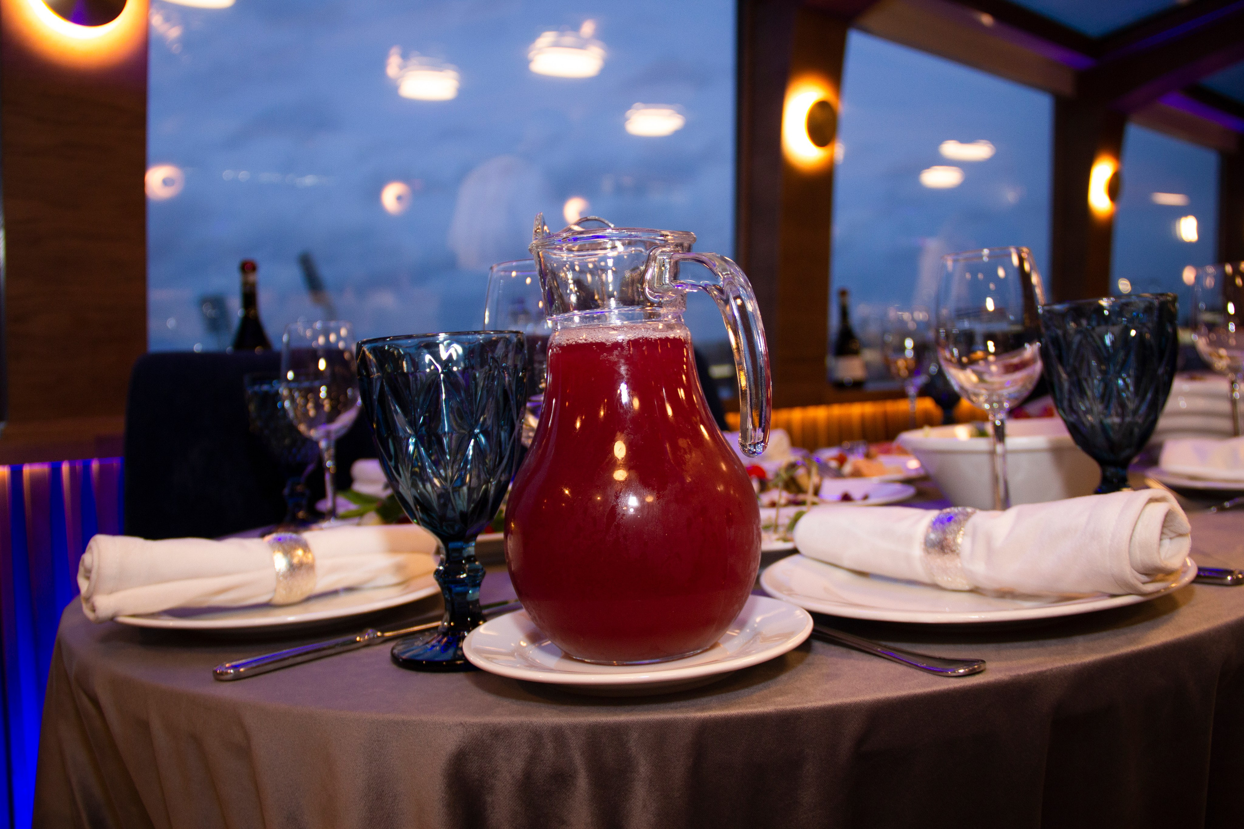 Съемка для сайта аренды катеров в Санкт-Петербурге, подготовка к свадебной прогулке по рекам и каналам. Фотограф в Санкт-Петербурге Смирнова Диана