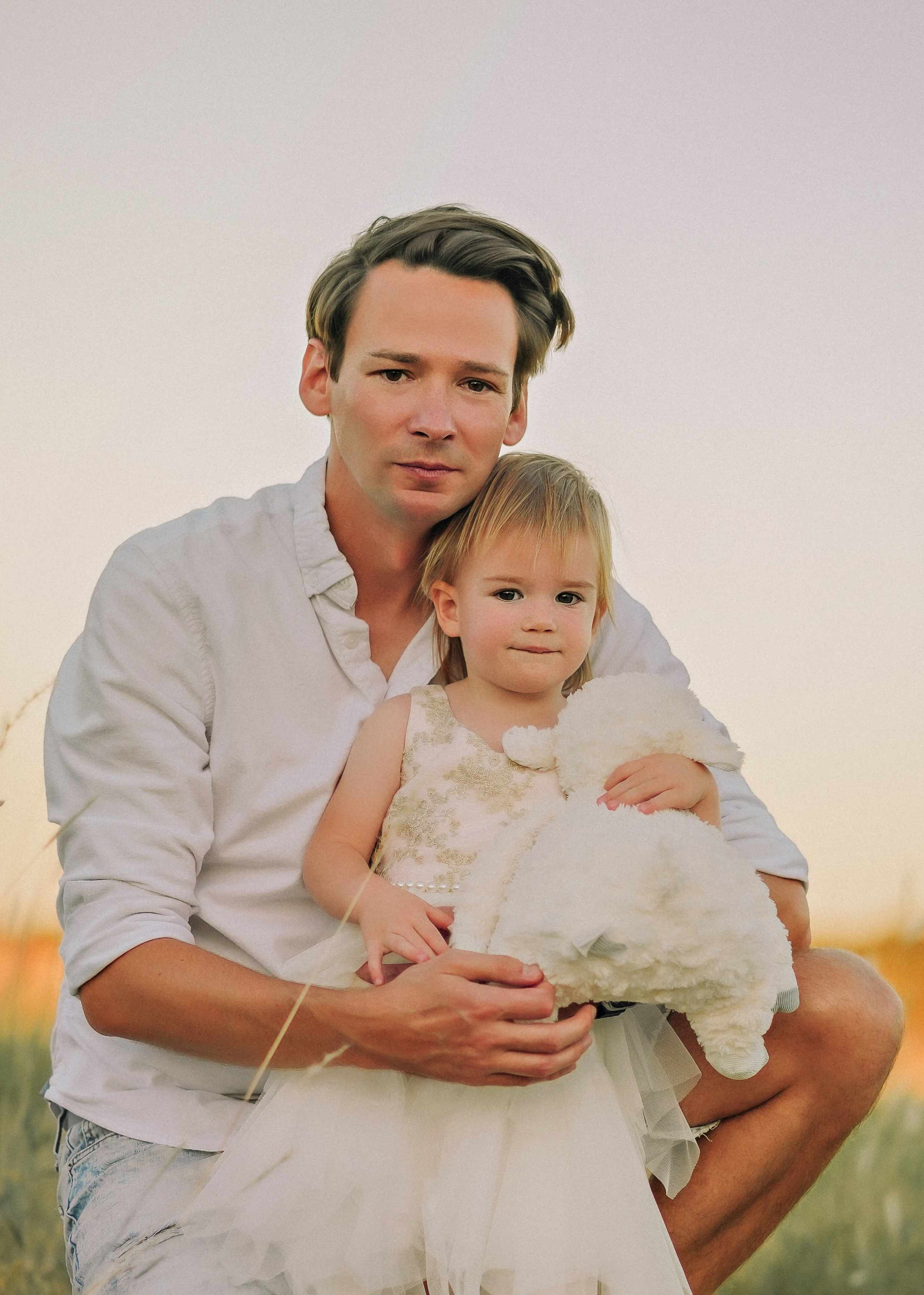 Family snuggles & smiles — cozy family photos