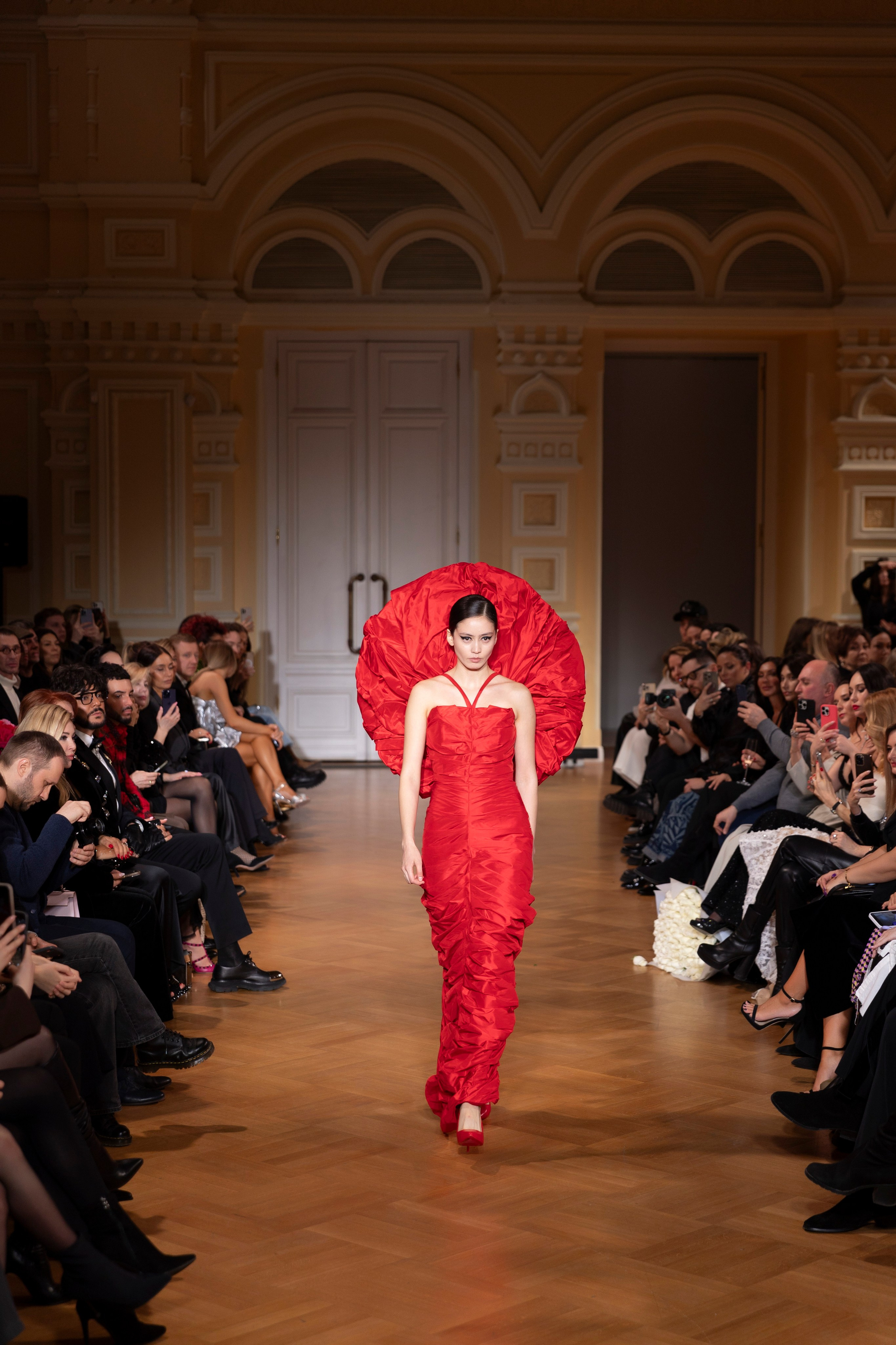 CANACH fashion show by Artashes Oganian, GUM, Moscow. «Птичка на проводе»: информационный портал в Москве