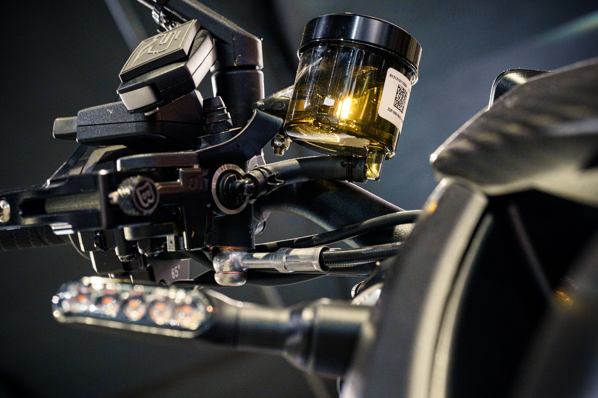 Чёрный мотоцикл KTM Brabus 1300R в интерьерной съёмке