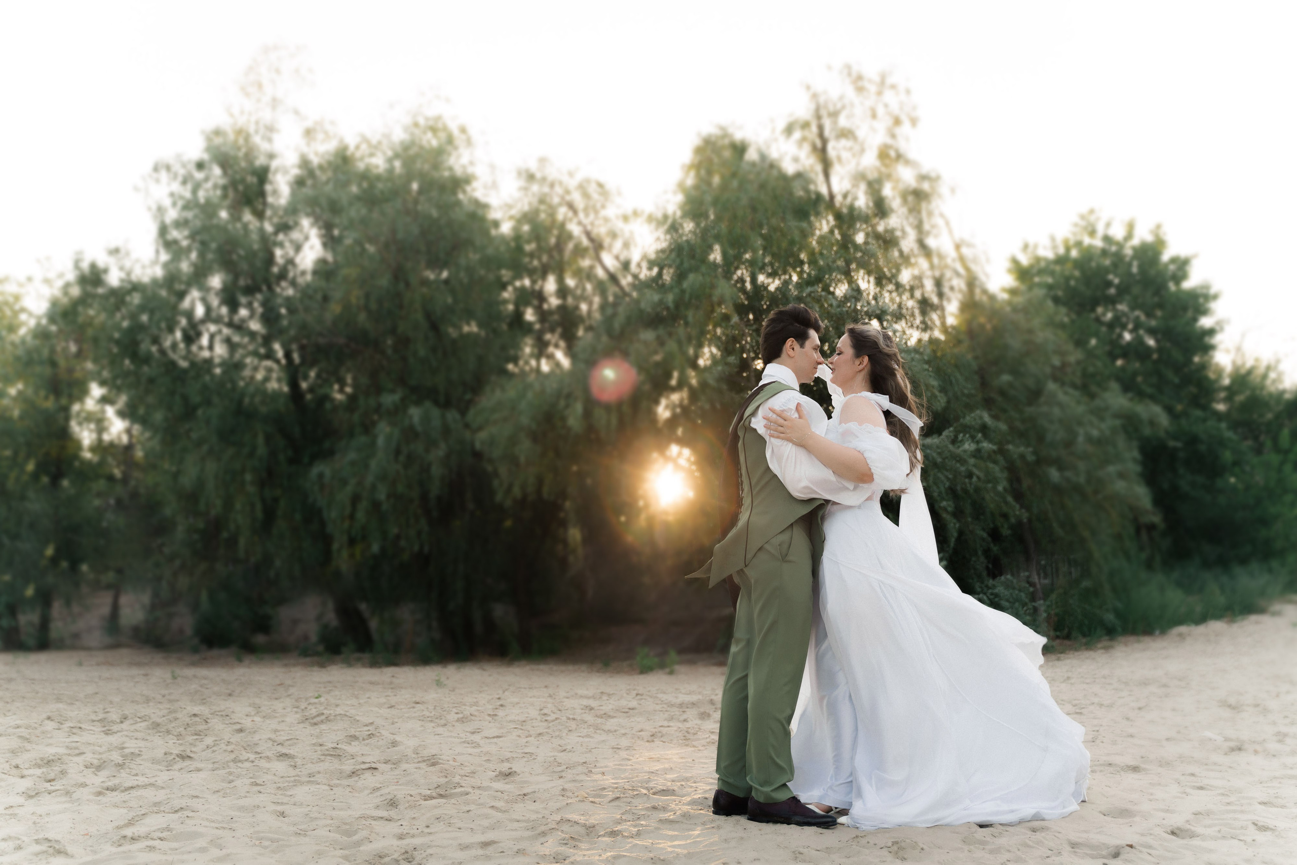 свадебная фотосессия жениха и невесты  на берегу реки Дон