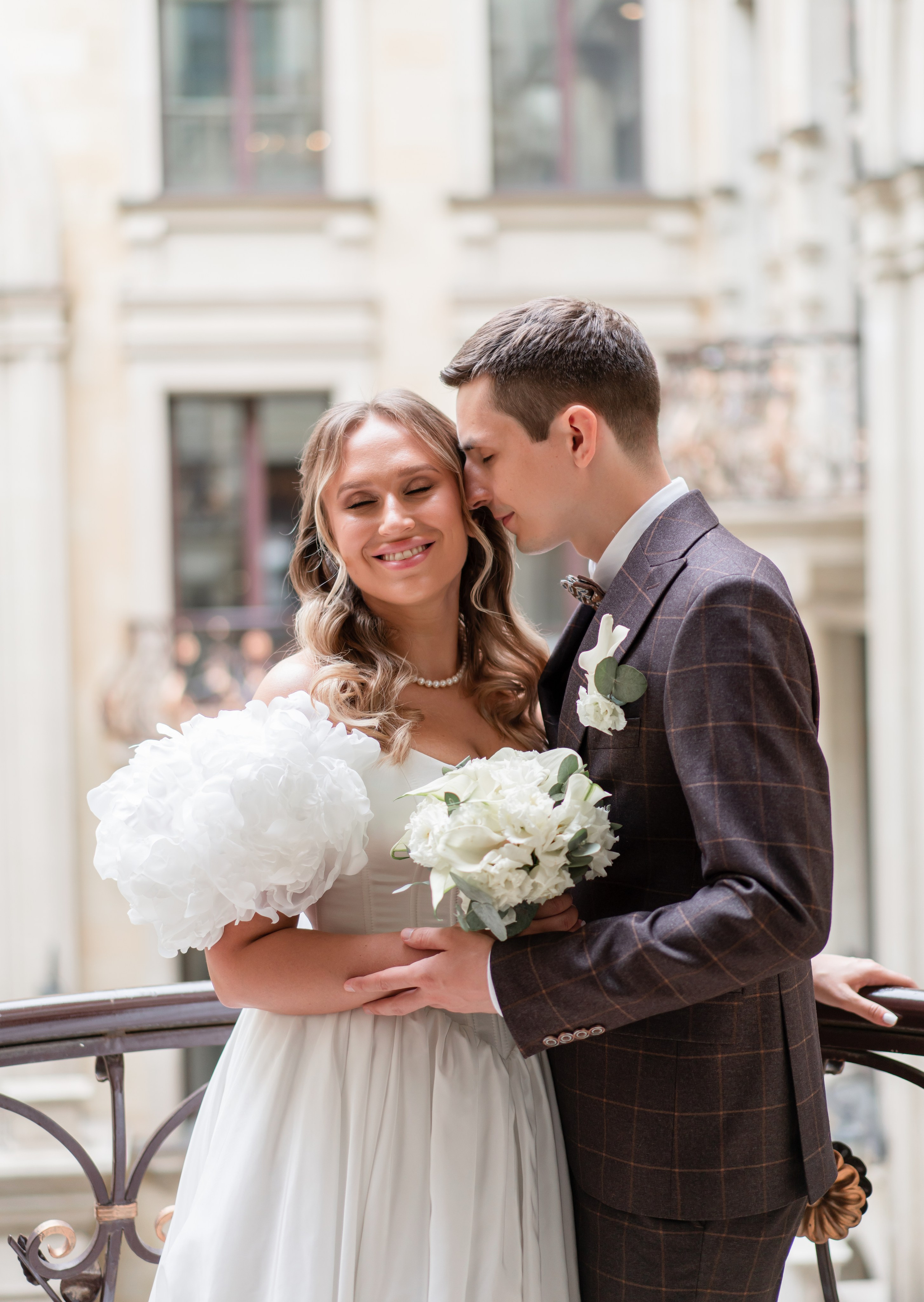 Свадебная фотосессия в отеле The St. Regis Moscow Nikolskaya. Свадебный фотограф Вера Климова