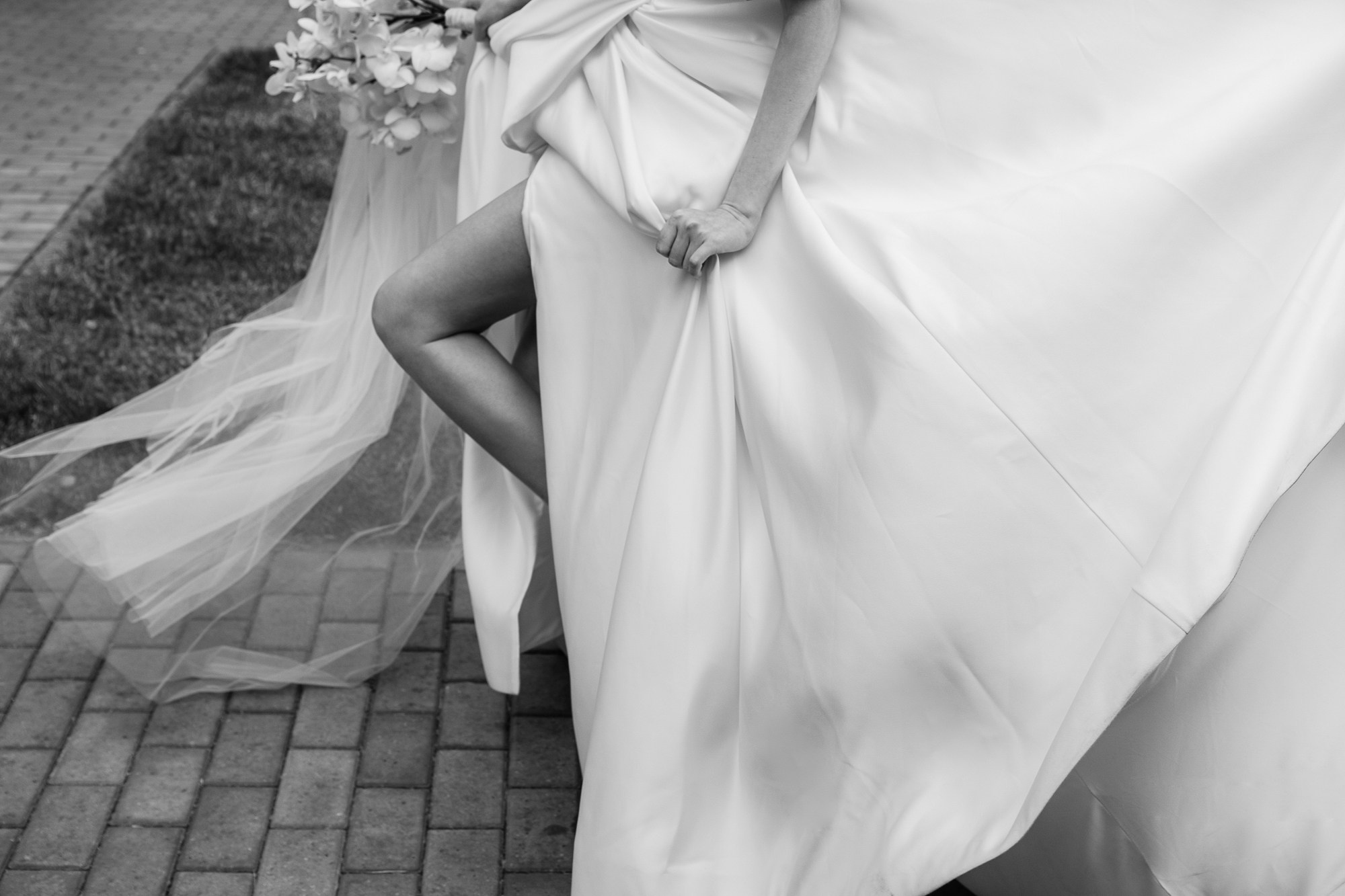 Черно-белая свадьба с вечерней церемонией под деревом. Свадебный фотограф Элли Федосеева