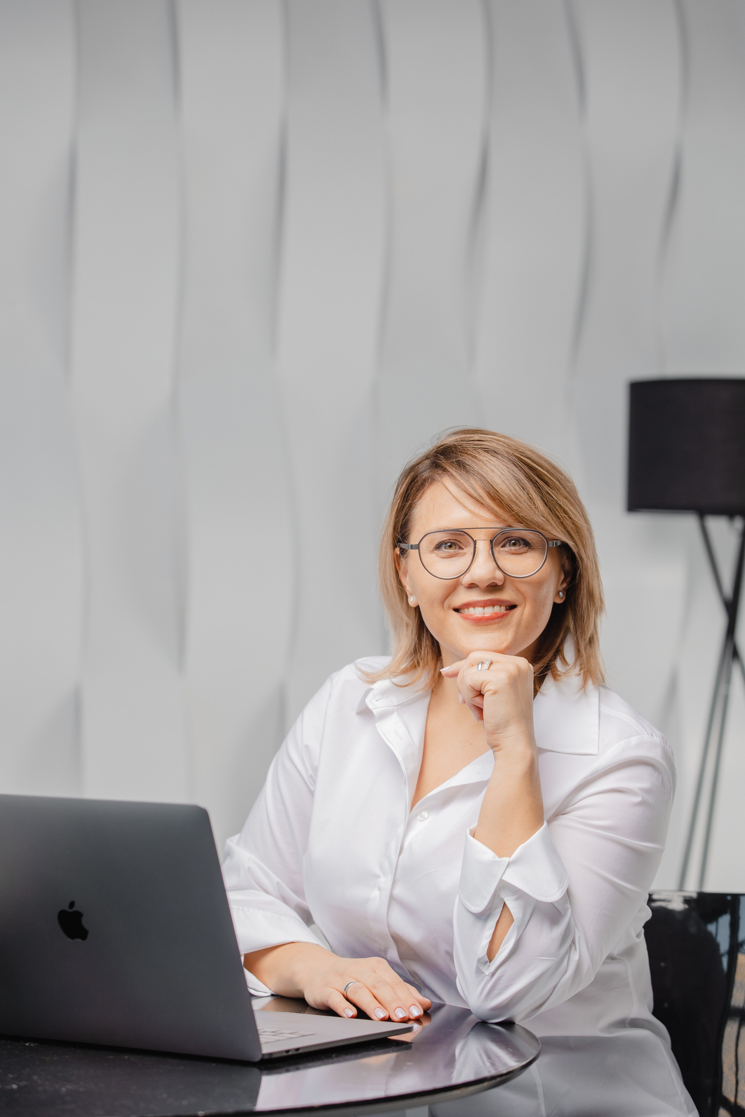 1. Фотосессия в деловом стиле  2. Женская деловая фотосессия в студии  3. Профессиональная фотосессия для бизнеса  4. Портретная съемка в деловом стиле  5. Фотосессия для LinkedIn  6. Корпоративная фотосессия для женщин  7. Деловой портрет в студии  8. Фотосессия для резюме  9. Стильная деловая фотосессия  10. Фотосессия для бизнес-леди