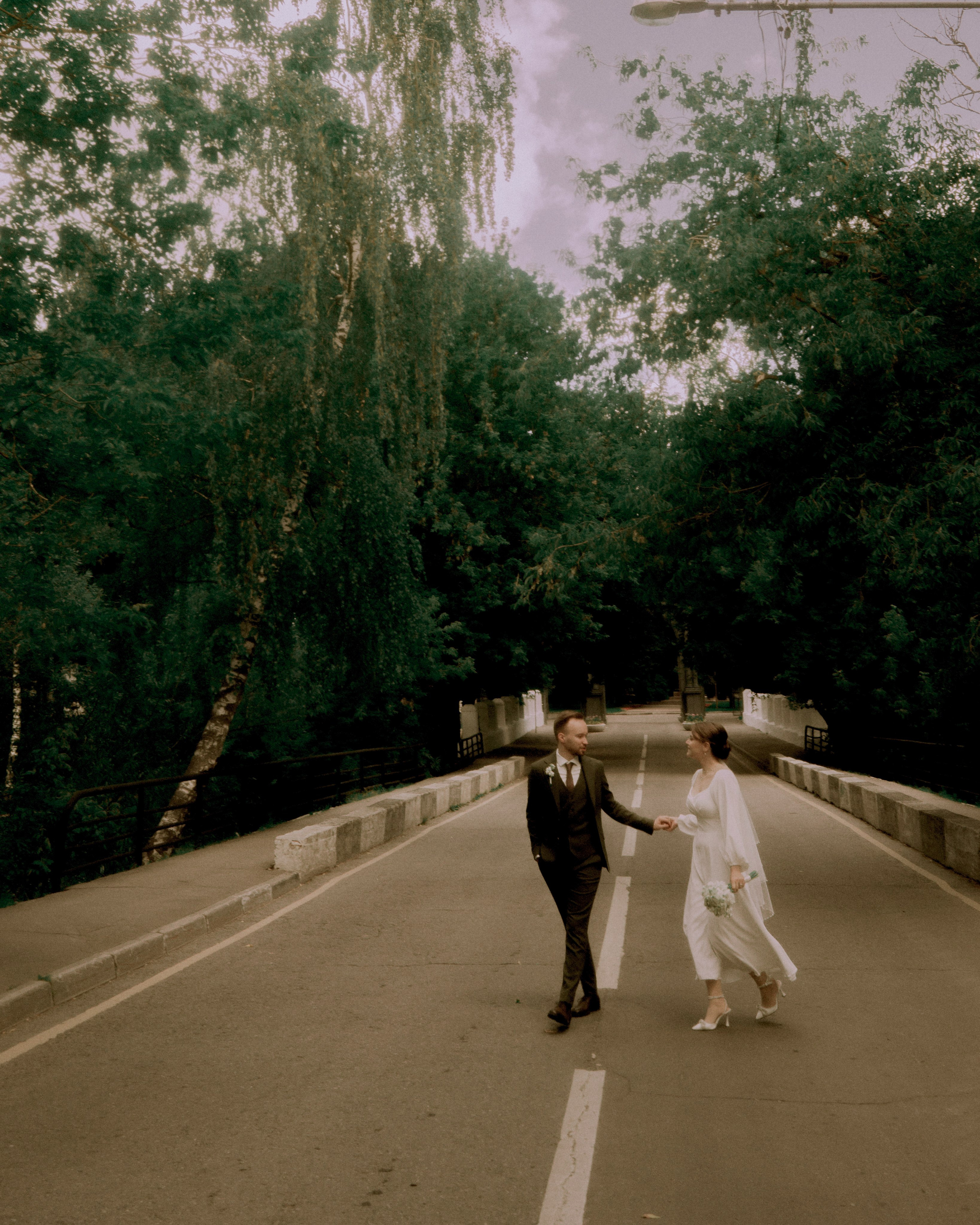 Москва как декорация любви — свадебная фотосессия в городе и на природе. Свадебный фотограф в Санкт-Петербурге Миша Репина