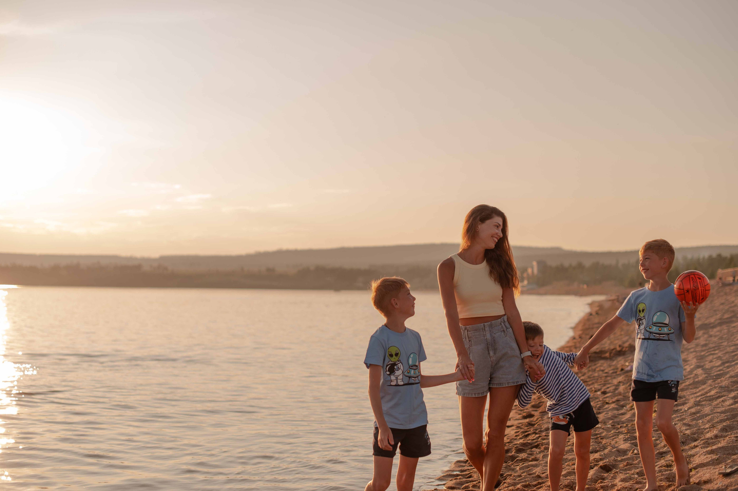 Катя и детишки на Арахлее. Фотограф Виктория Воронина