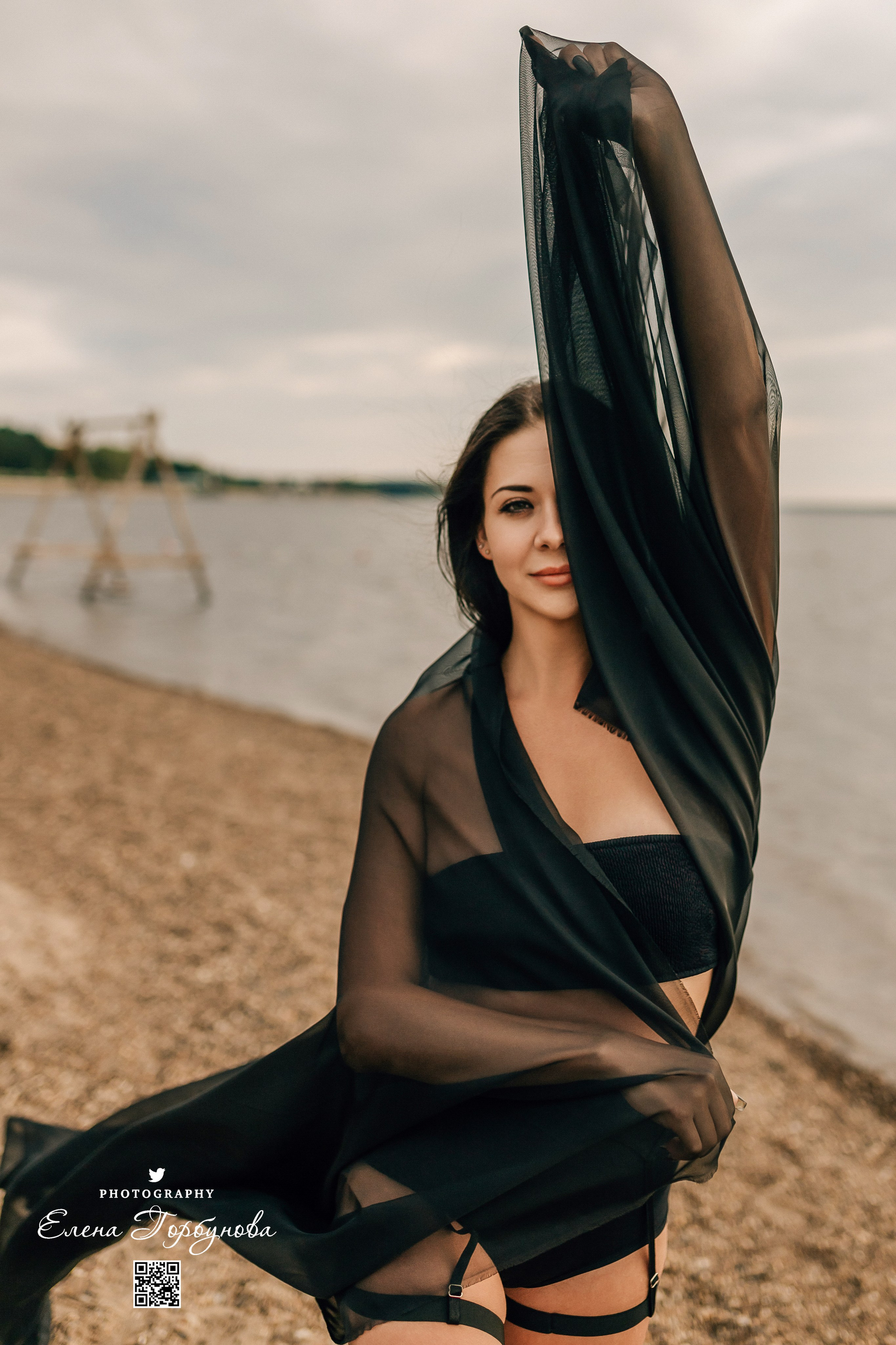 Черная серия с тканью. Набережная. Александра и Таисия. Июль 2025 г. Фотограф Пермь. Свадьбы. Семья и дети, школа, д. сад. Фотокниги