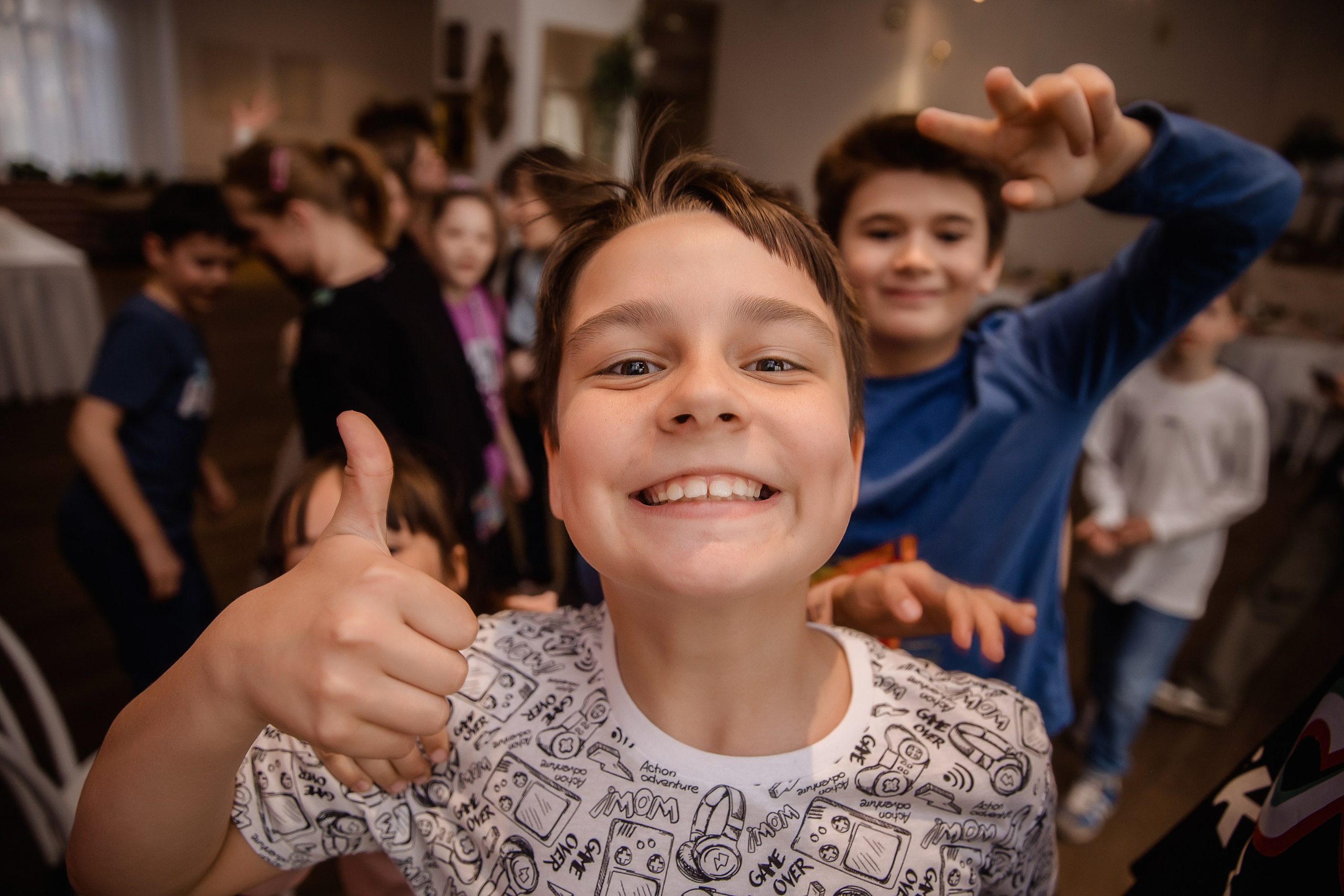 Фотосессия на Воронцовских прудах в лодке, украшенной цветами. Рома и Ромета. Семейный и детский фотограф в Москве Вера Ускова