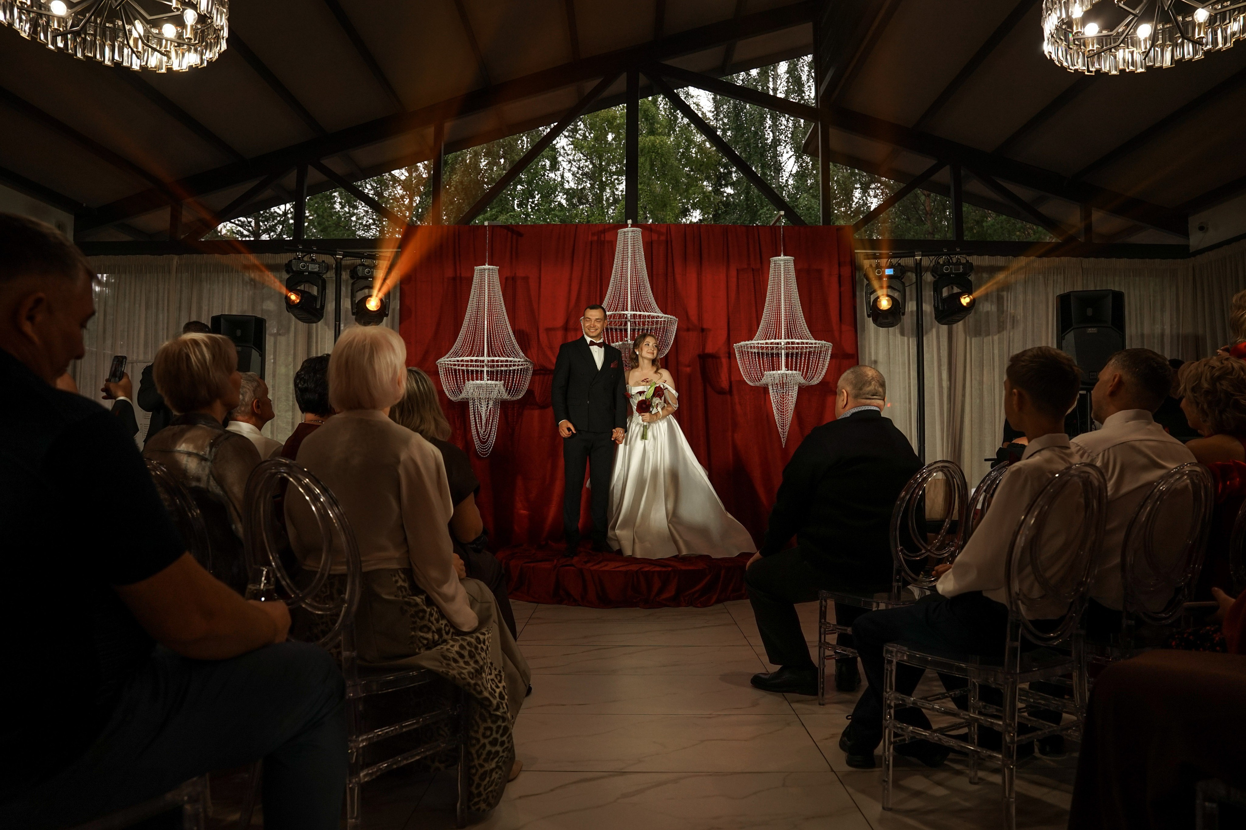 Кристина и Андрей: лавстори в гостинице и динамичный банкет. Фотограф в Иркутске