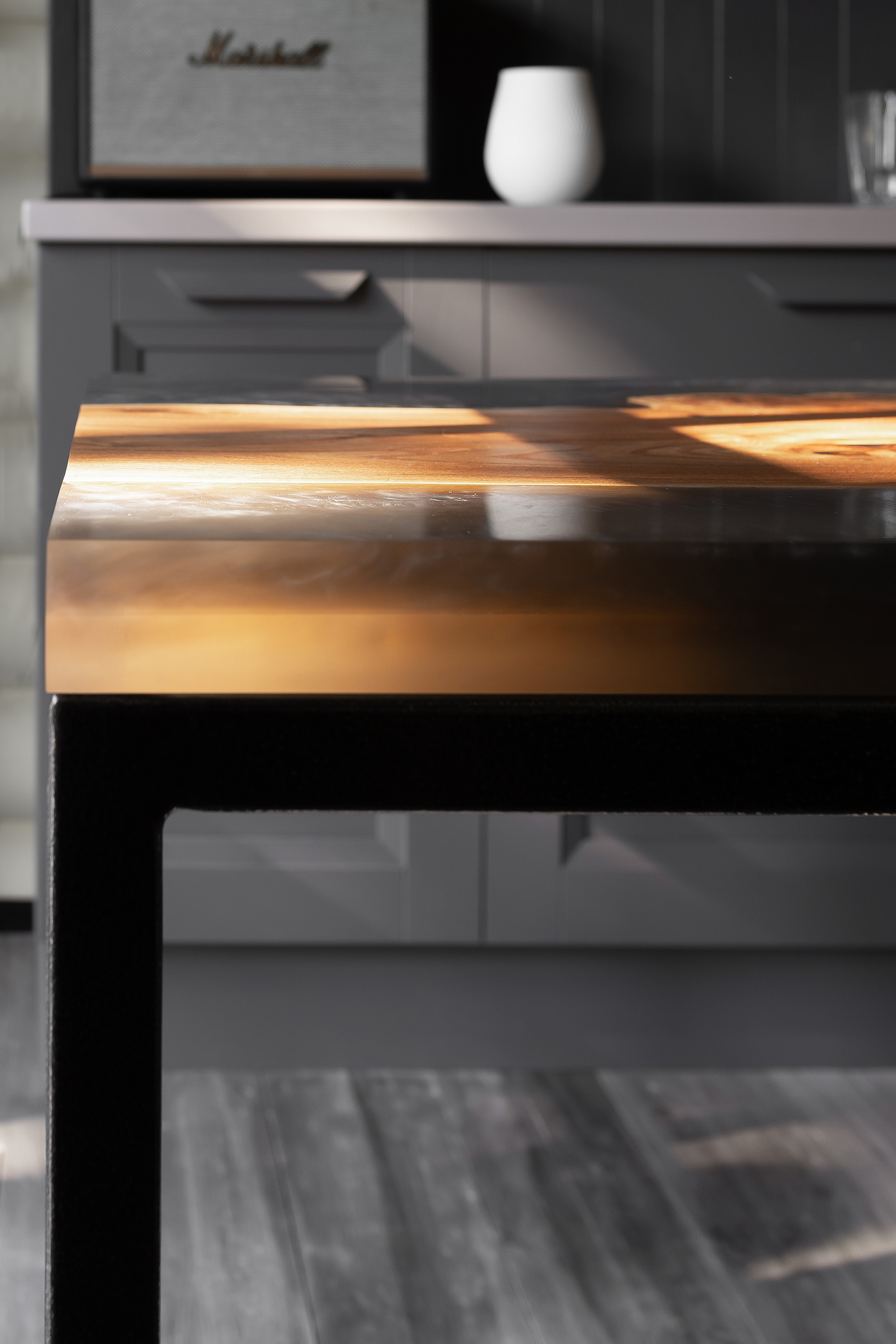 Столы из слэба в интерьере загородного дома. Интерьерный фотограф в Москве