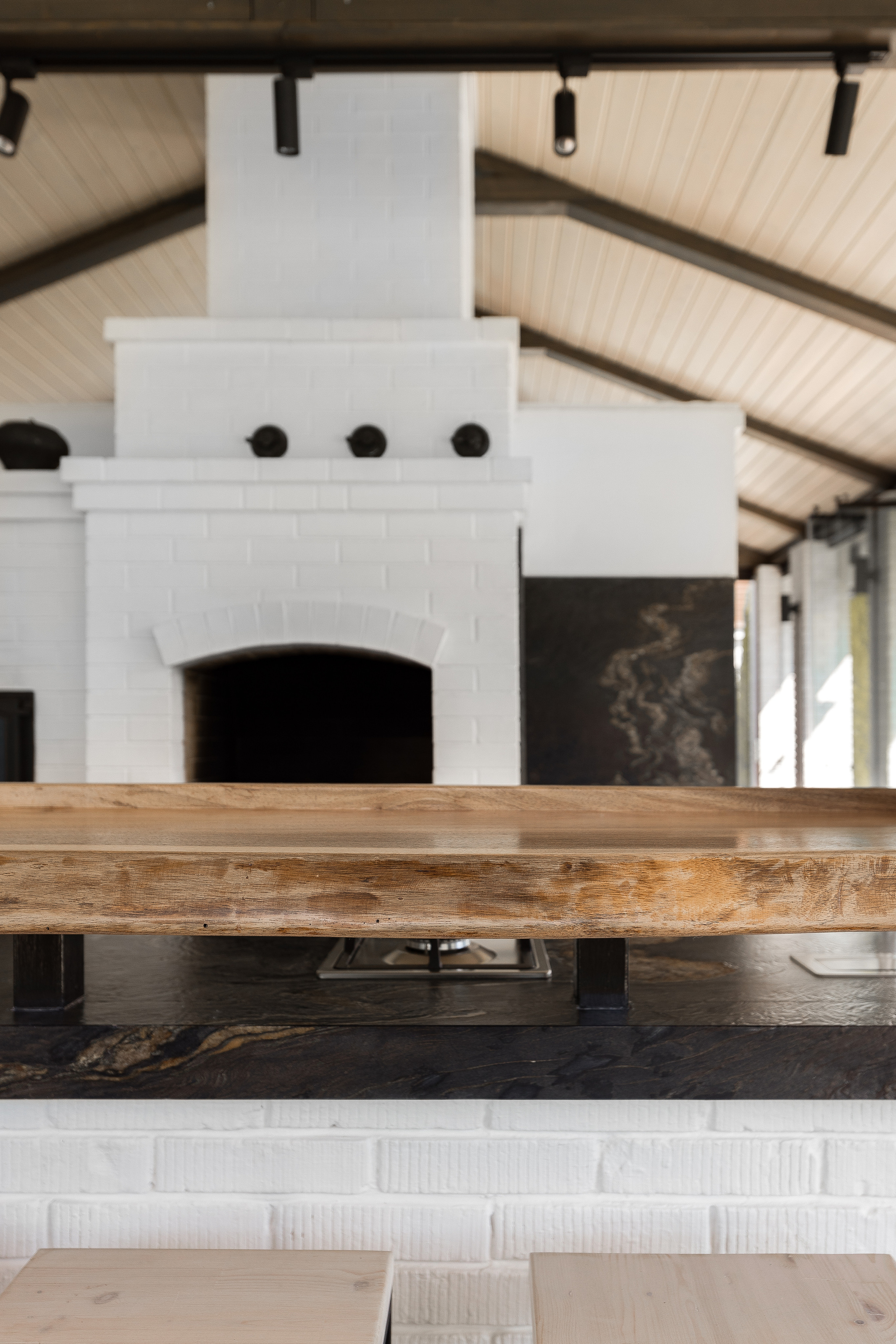 Столы из слэба в интерьере загородного дома. Интерьерный фотограф в Москве