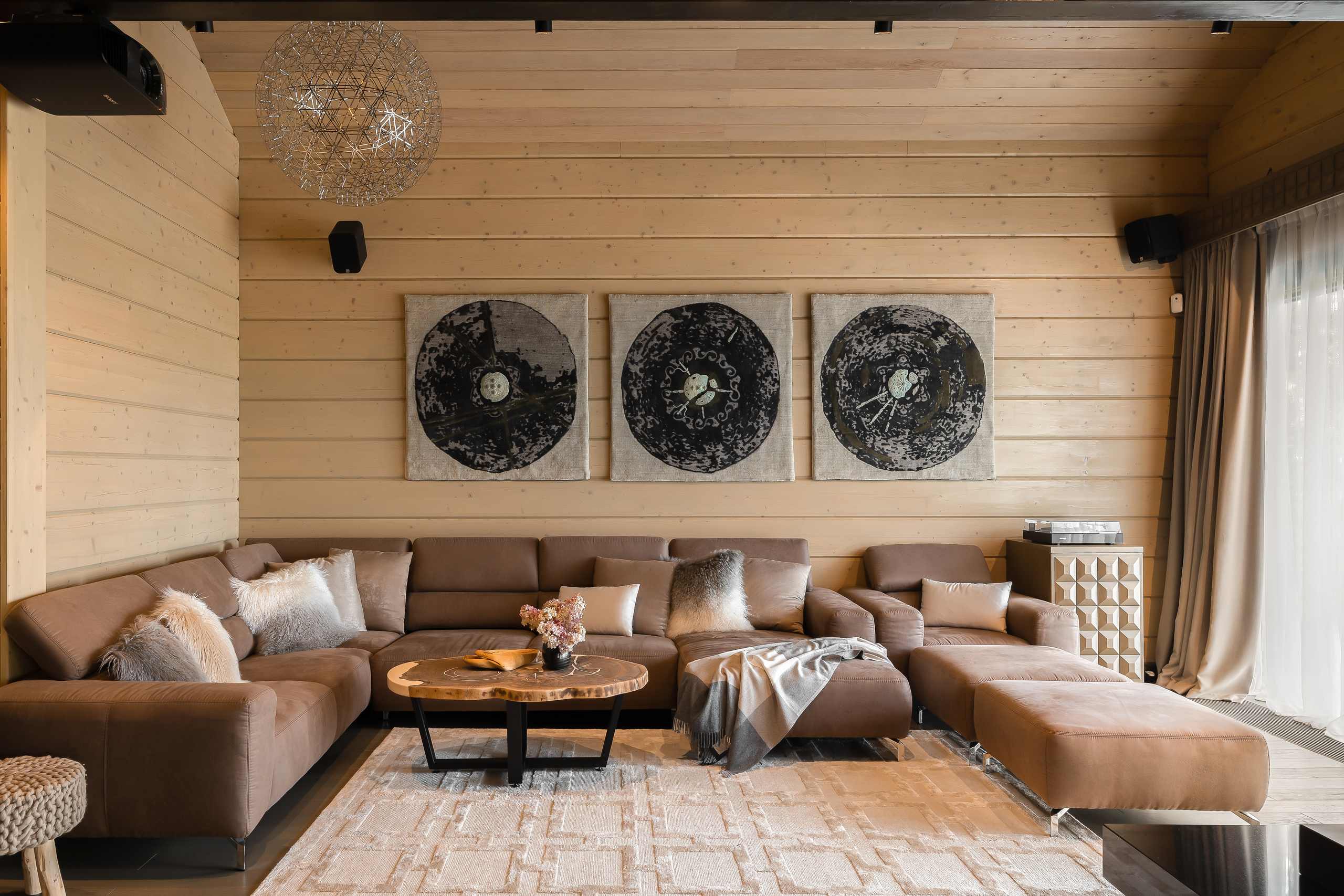 Загородный деревянный дом для спокойного отдыха. Интерьерный фотограф в Москве