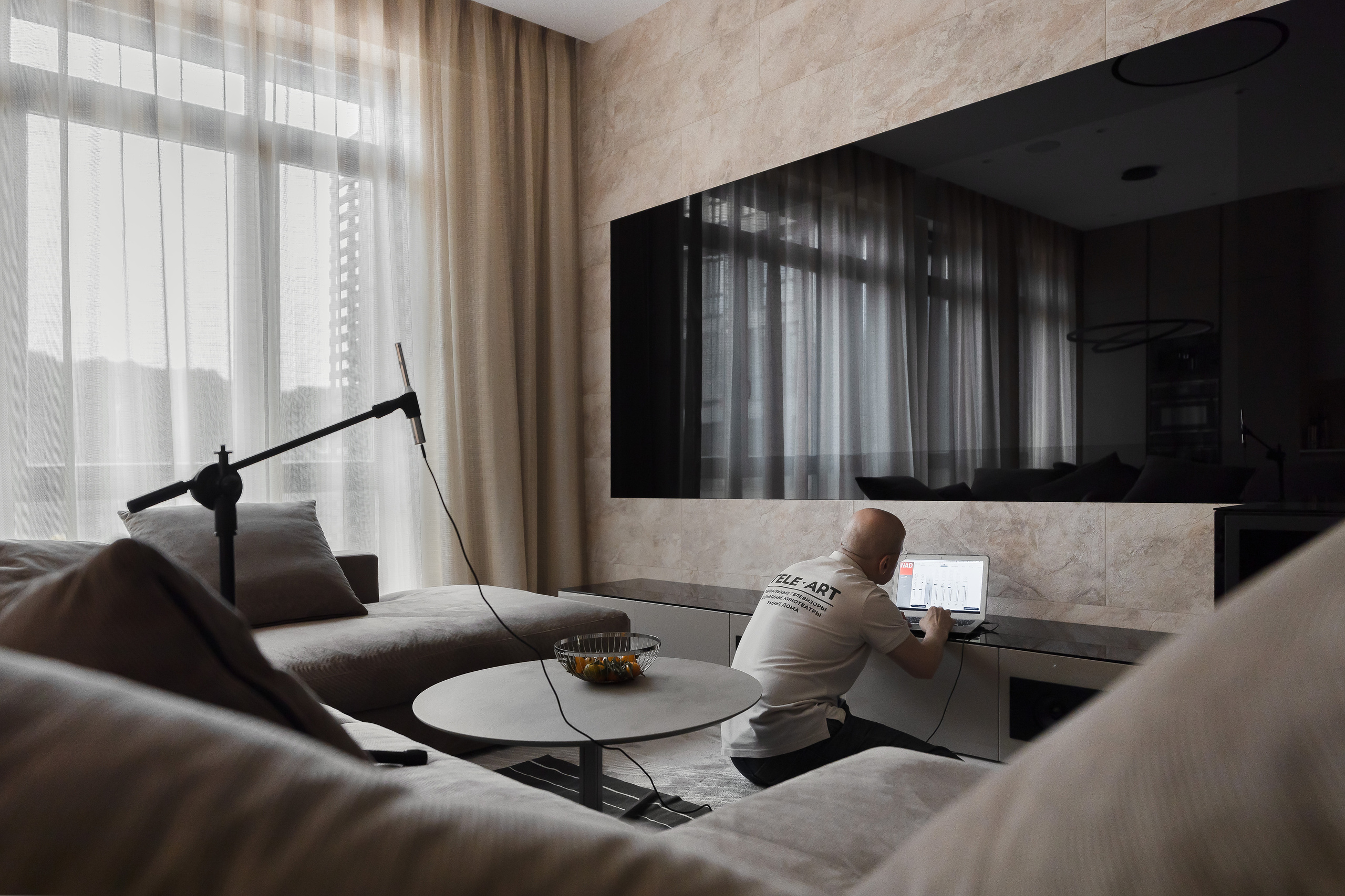 Продукт в интерьере. Зеркальные телевизоры и аудиосистемы. Интерьерный фотограф в Москве