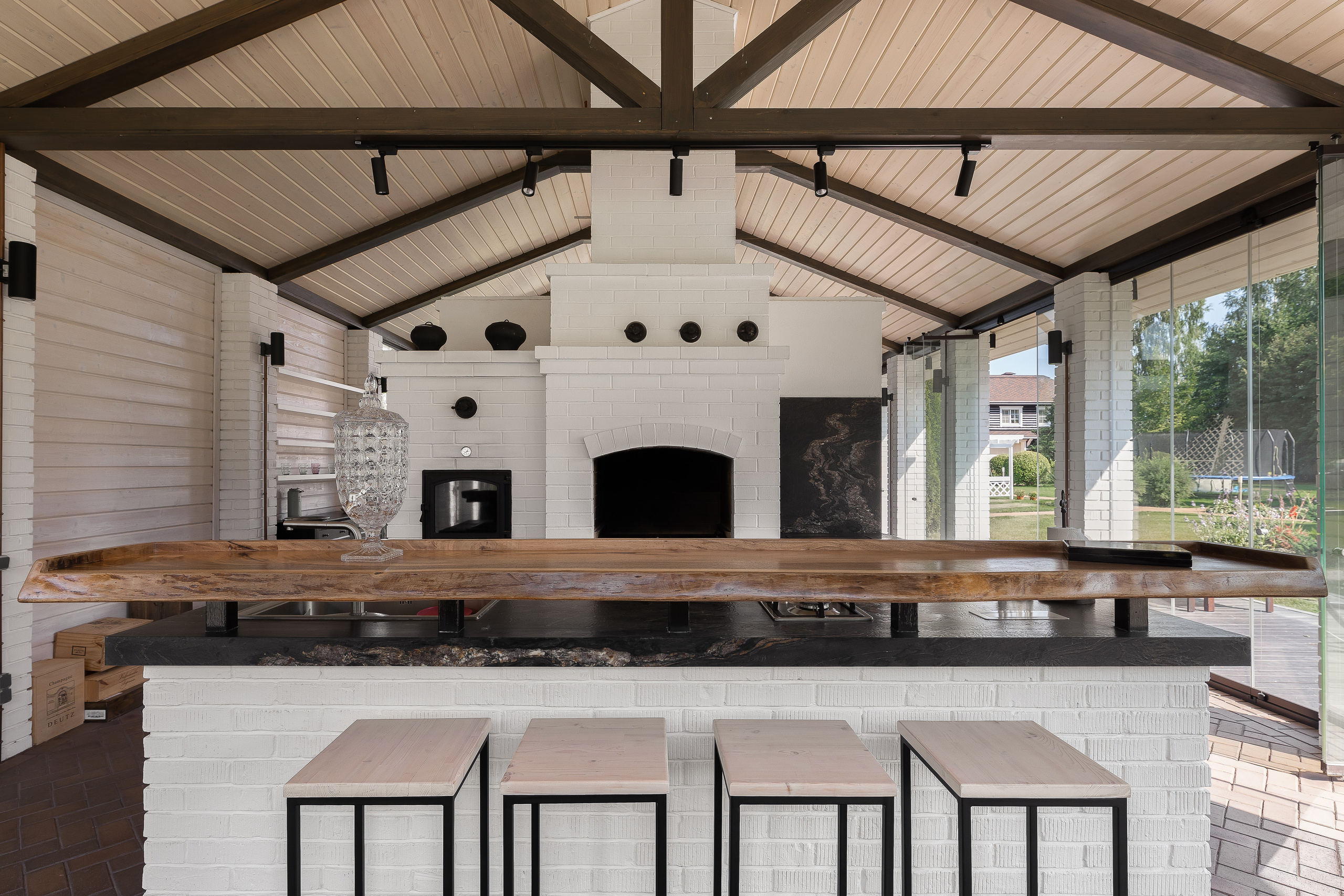 Столы из слэба в интерьере загородного дома. Интерьерный фотограф в Москве