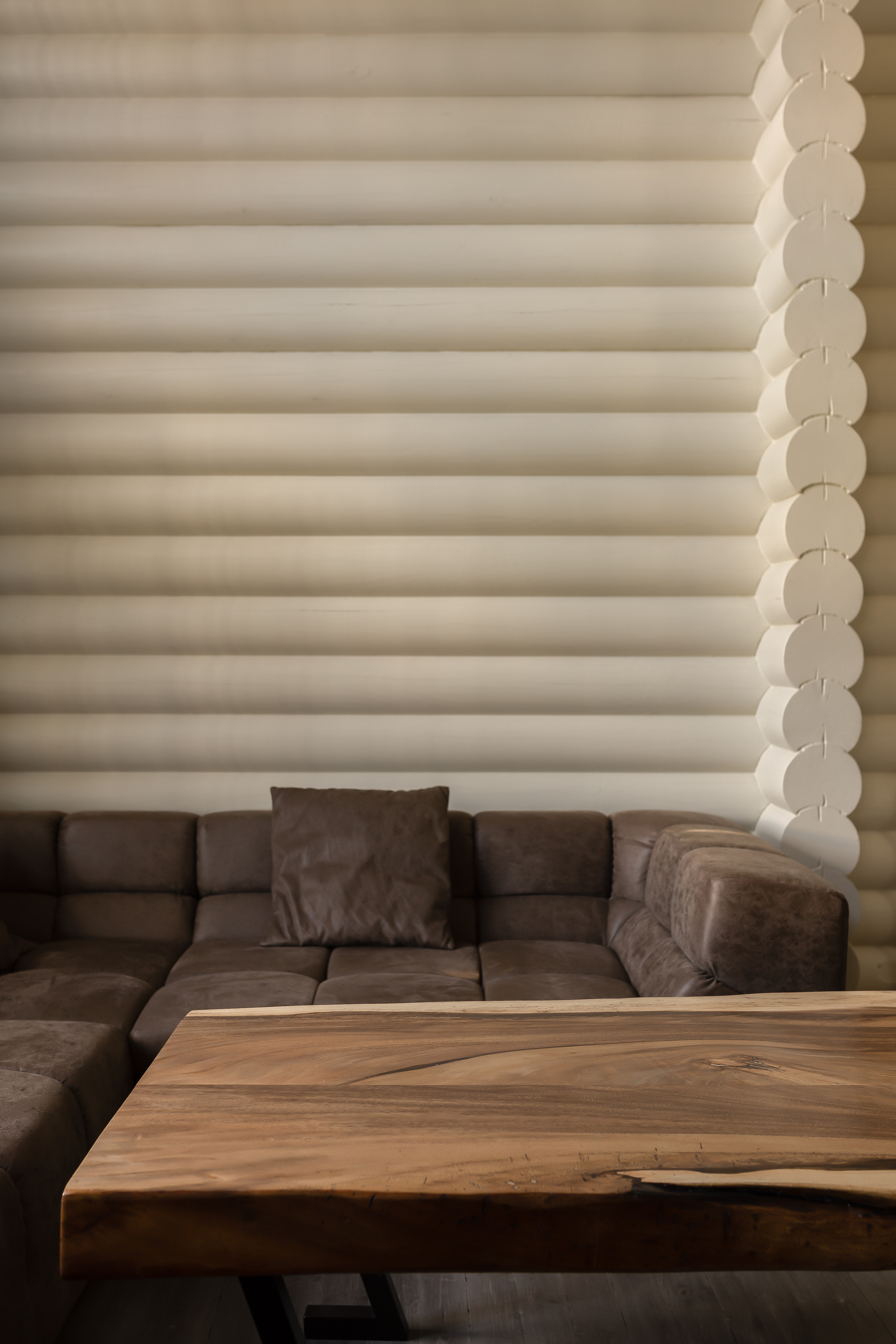 Столы из слэба в интерьере загородного дома. Интерьерный фотограф в Москве