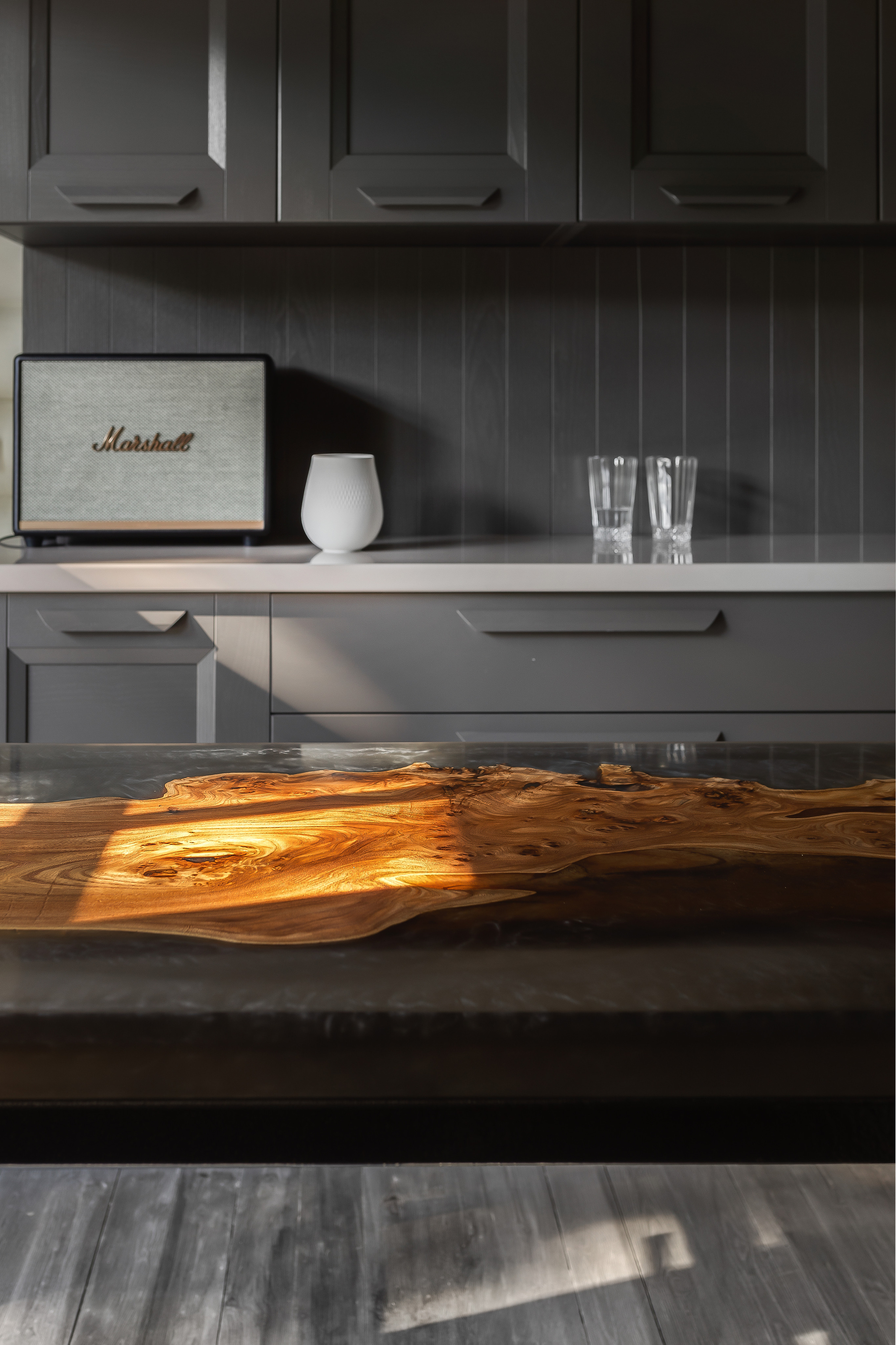 Столы из слэба в интерьере загородного дома. Интерьерный фотограф в Москве