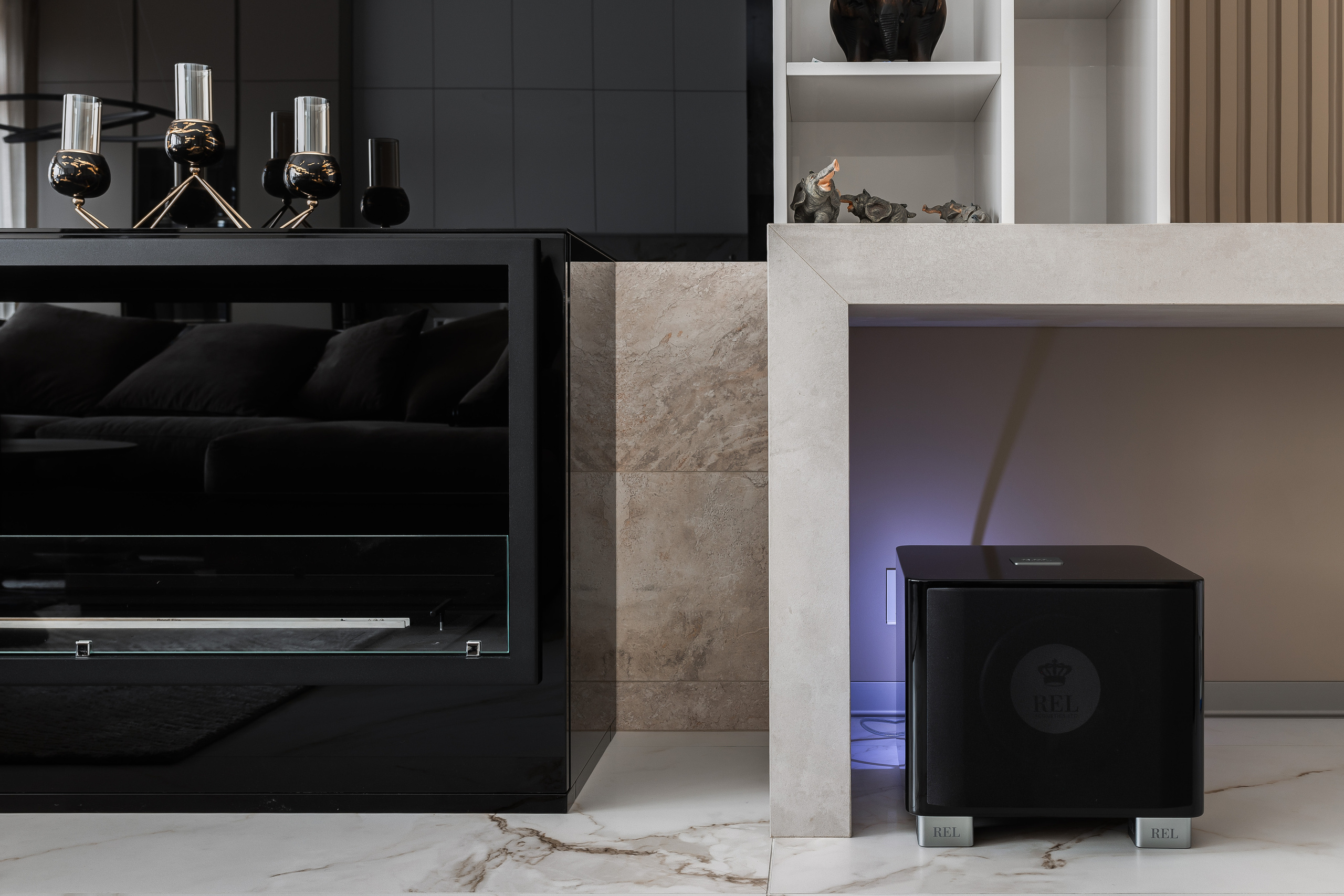 Продукт в интерьере. Зеркальные телевизоры и аудиосистемы. Интерьерный фотограф в Москве