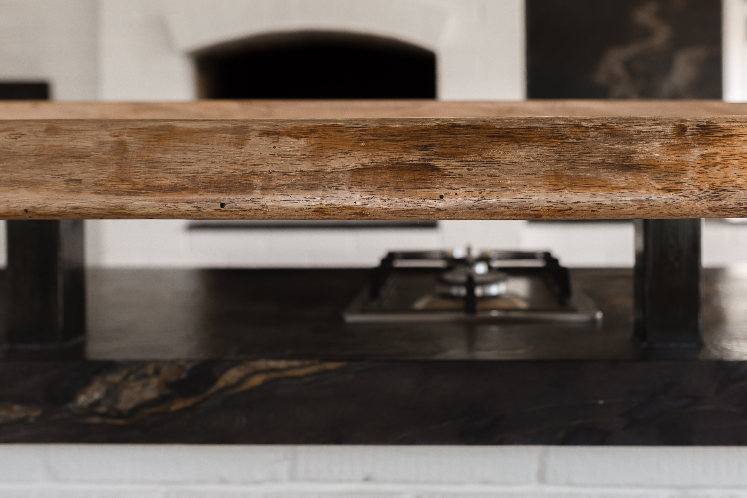 Столы из слэба в интерьере загородного дома. Интерьерный фотограф в Москве