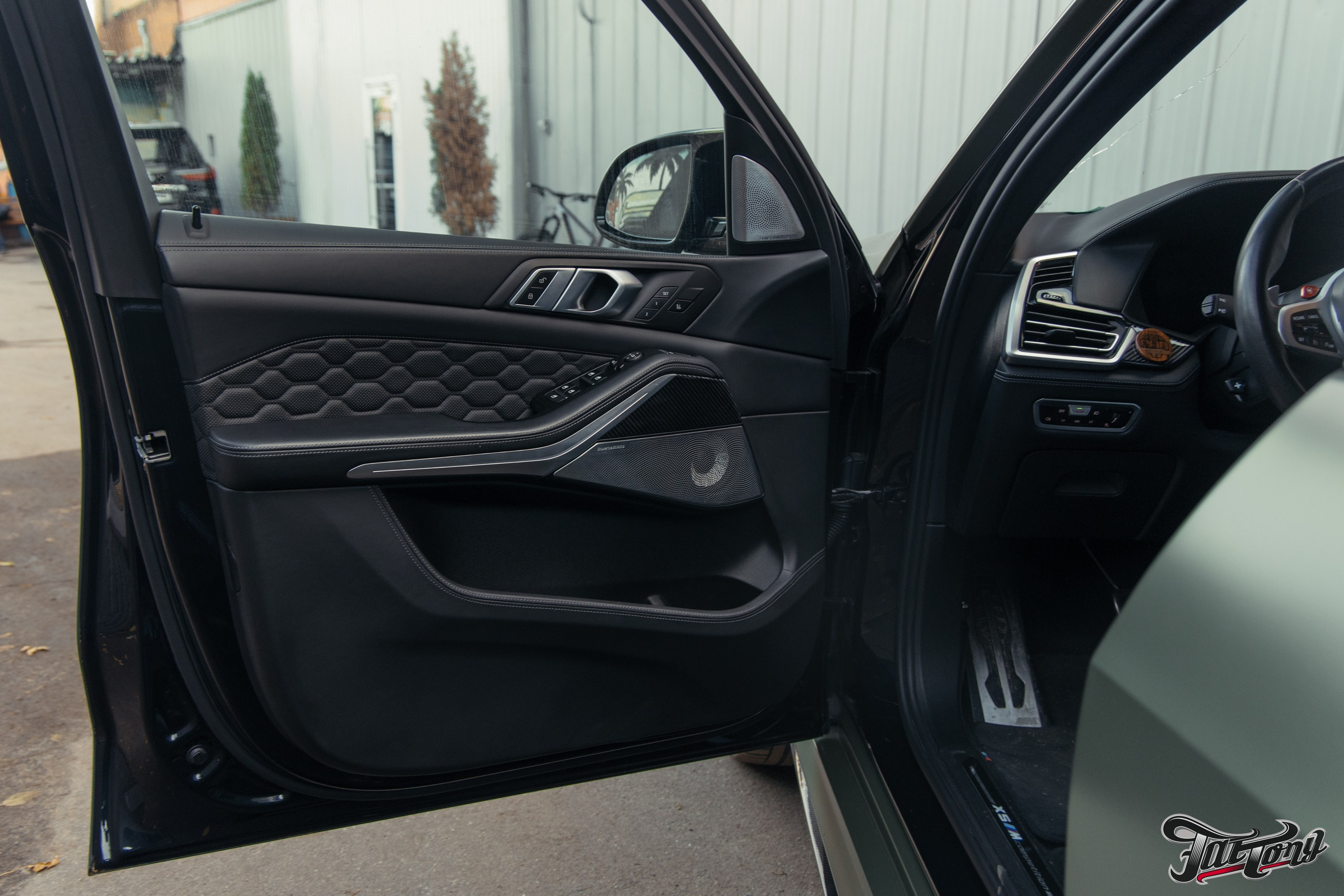 BMW X5M пошив салона в зеленую кожу. DeLorein