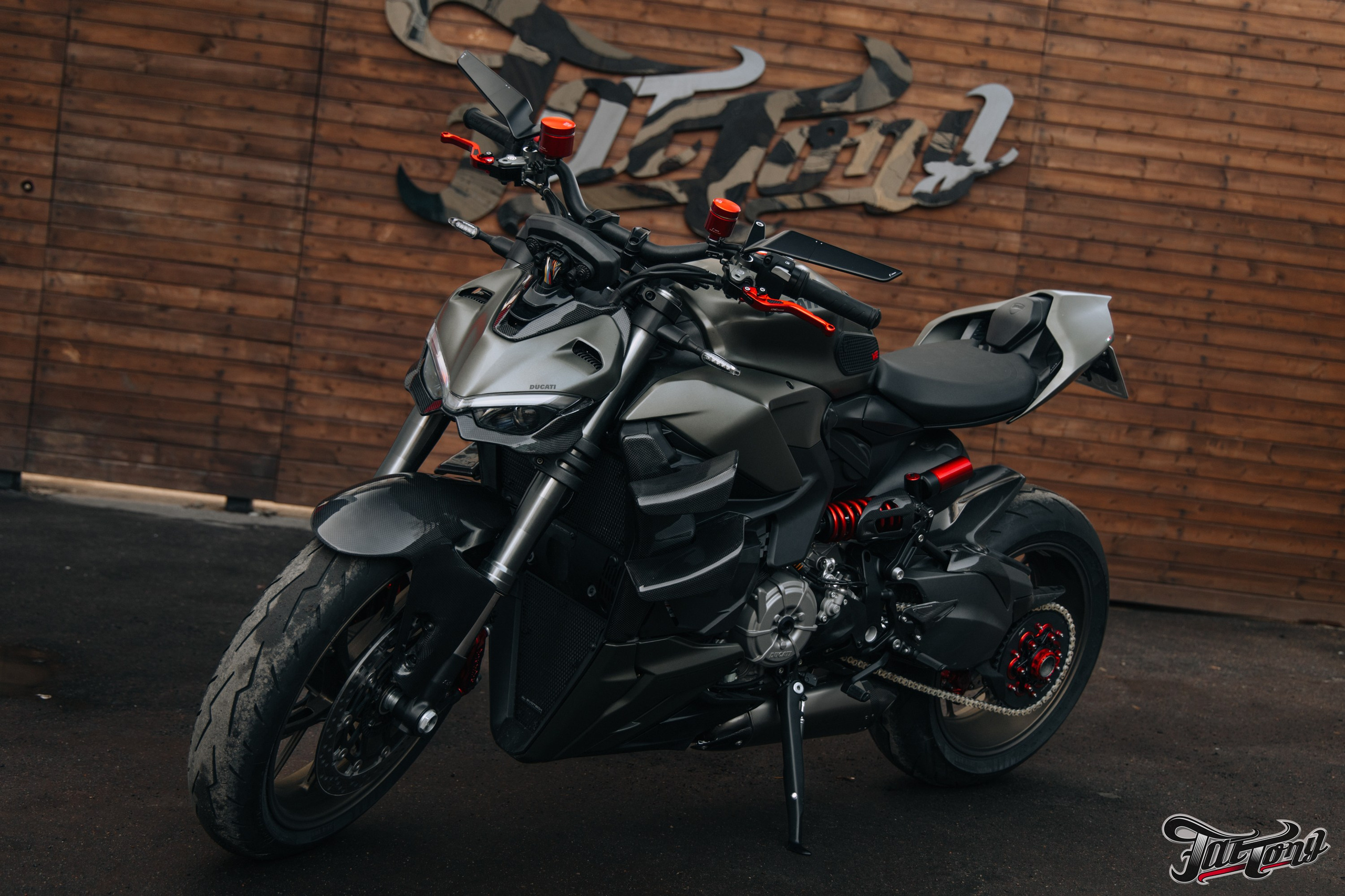 Ducati Streetfighter V2 окрас деталей в красный кэнди и черный мат. DeLorein