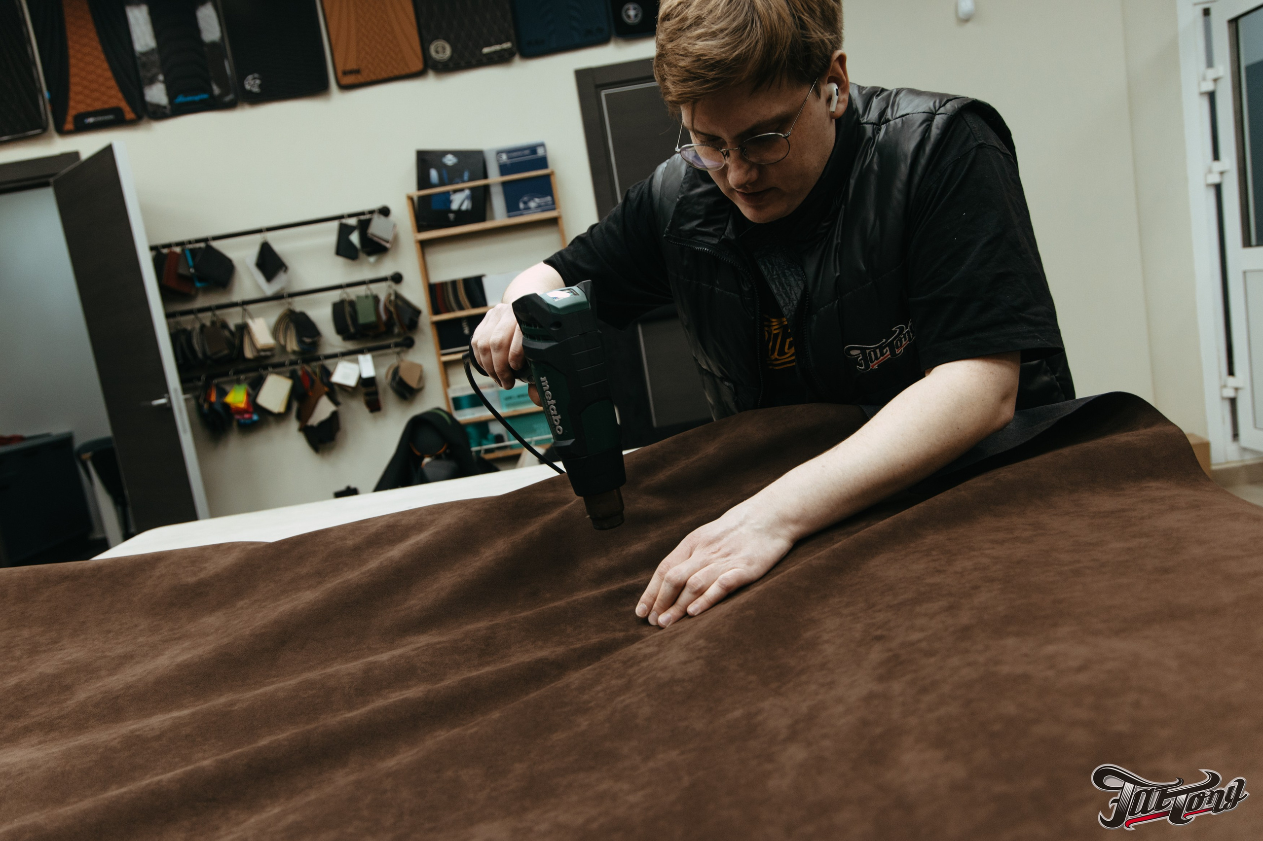 Porsche Сayenne пошив потолка в коричневую алькантару. DeLorein