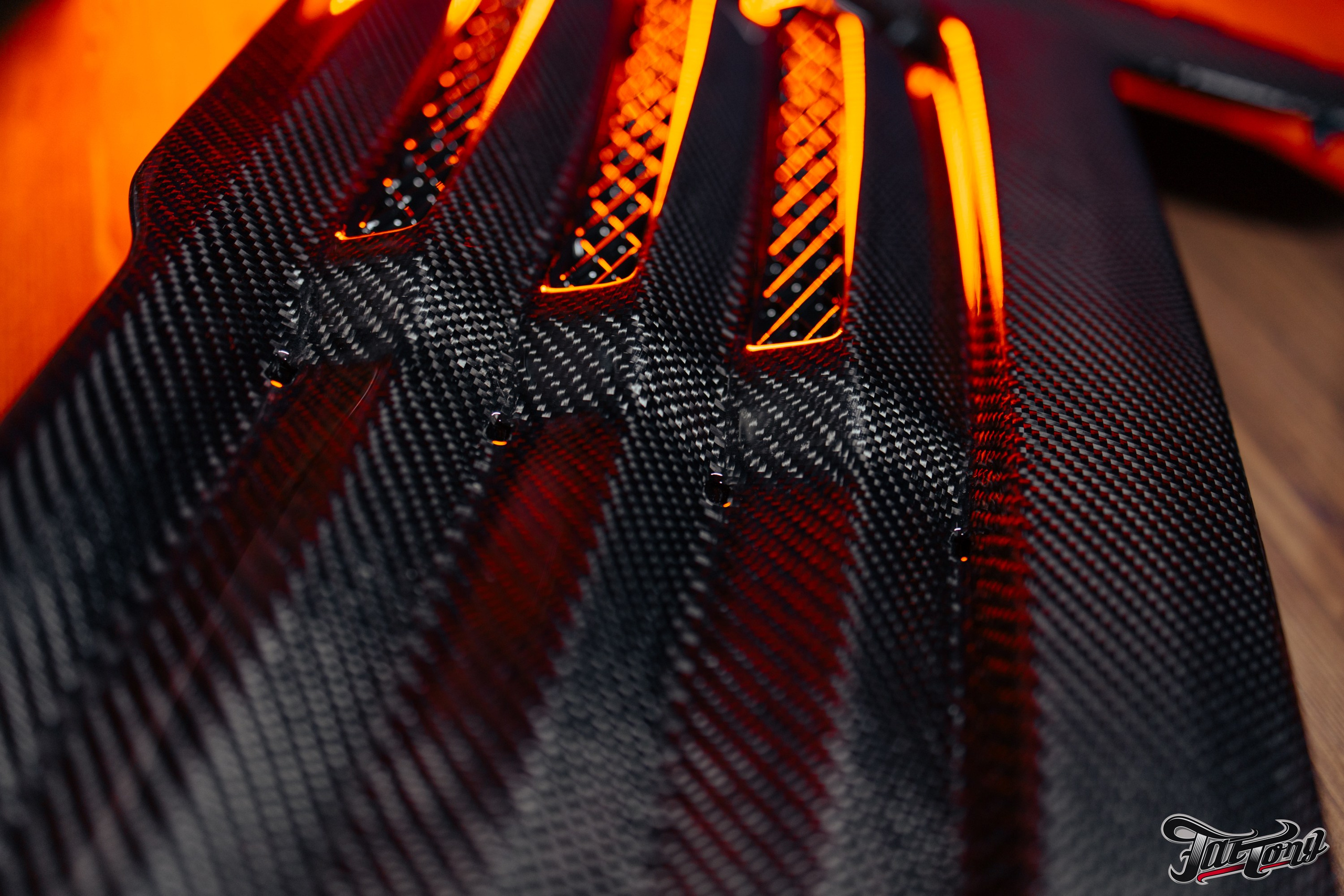 Ram 1500 ламинация карбоном, окрас шильдов, проушин, установка света в решетку. DeLorein