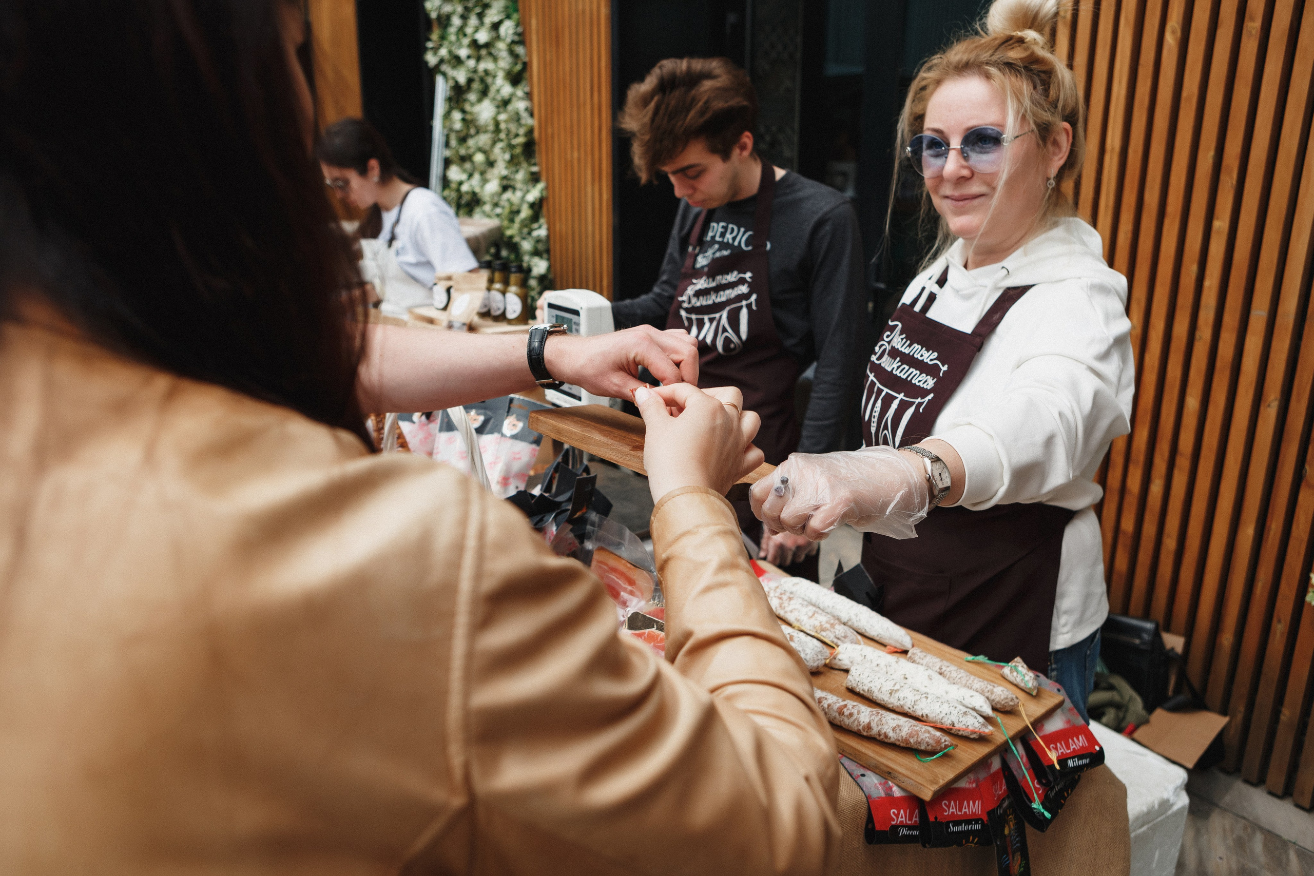 Моменты: Съёмка букета невесты в ТРЦ Большой, Ростов-на-Дону. Свадебный и семейный фотограф в Таганроге Бакарюк Антон
