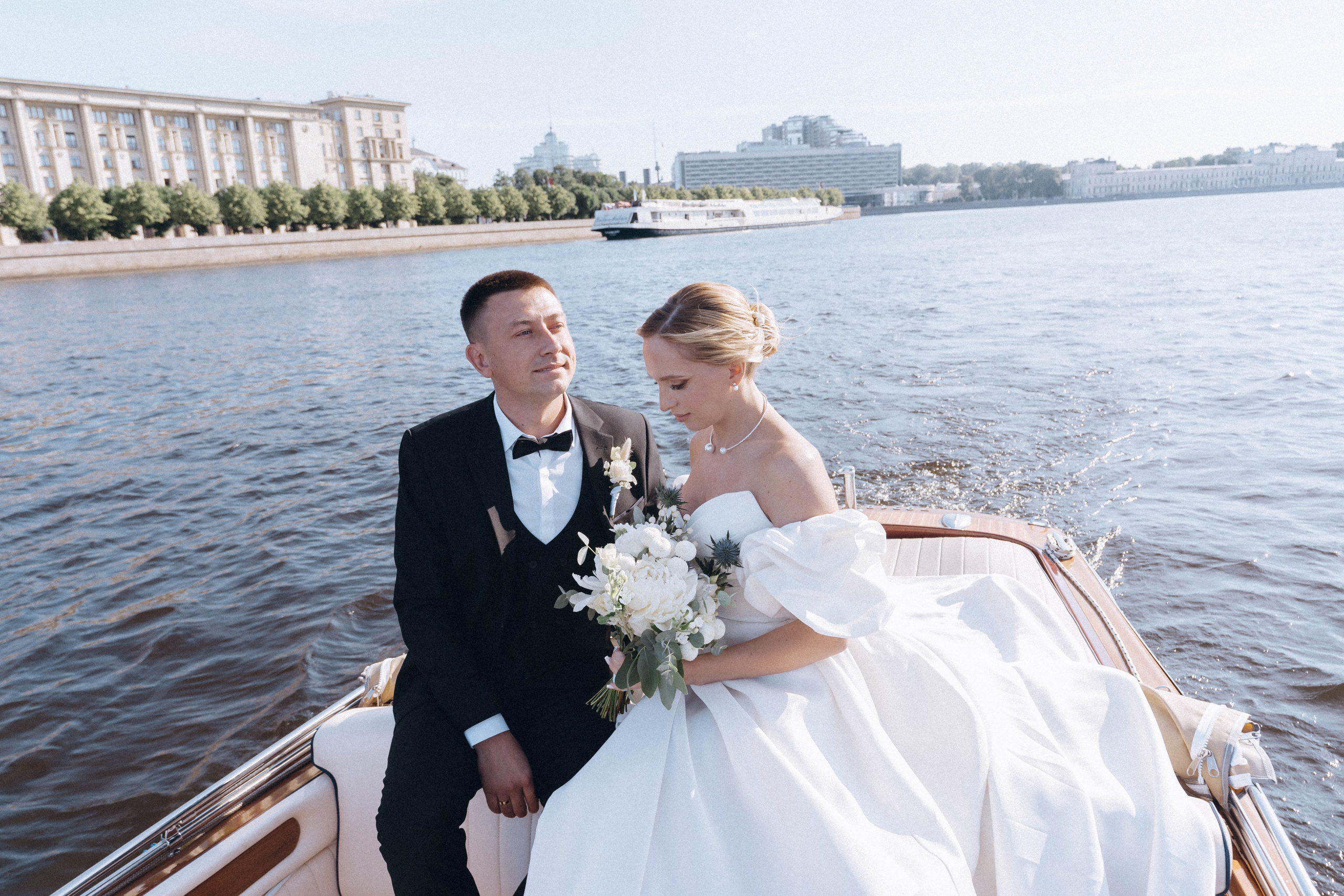 СВАДЕНБНАЯ СЬЕМКА НА КАТЕРЕ ПО КАНАЛАМ САНКТ-ПЕТЕРБУРГА И В АКВАТОРИИ НЕВЫ. Профессиональный фотограф, Санкт-Петербург — Виктория Богомолова