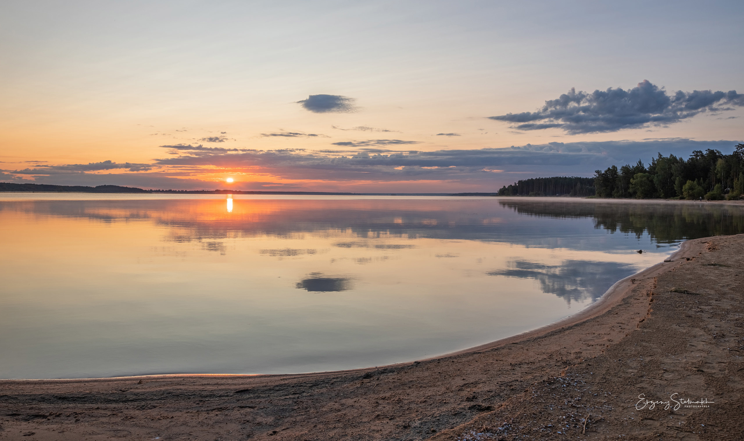 Рассвет в июле на вилейском водохранилище
