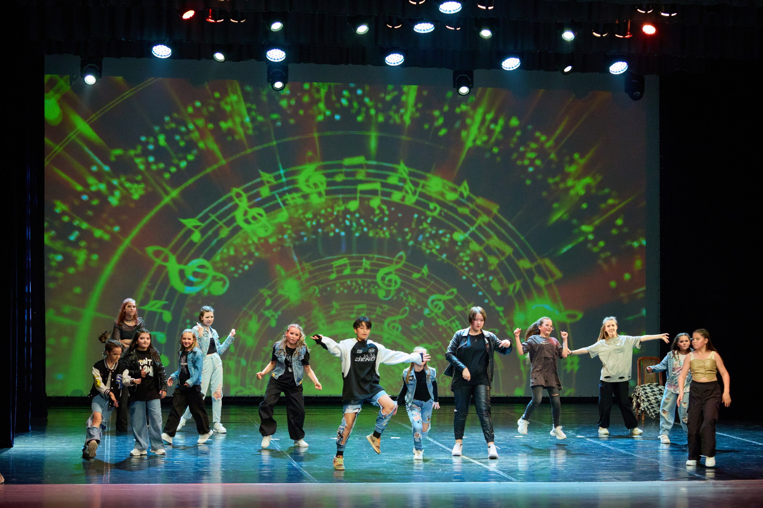 на сцене ДК правобережного Красноярск, танцуют дети