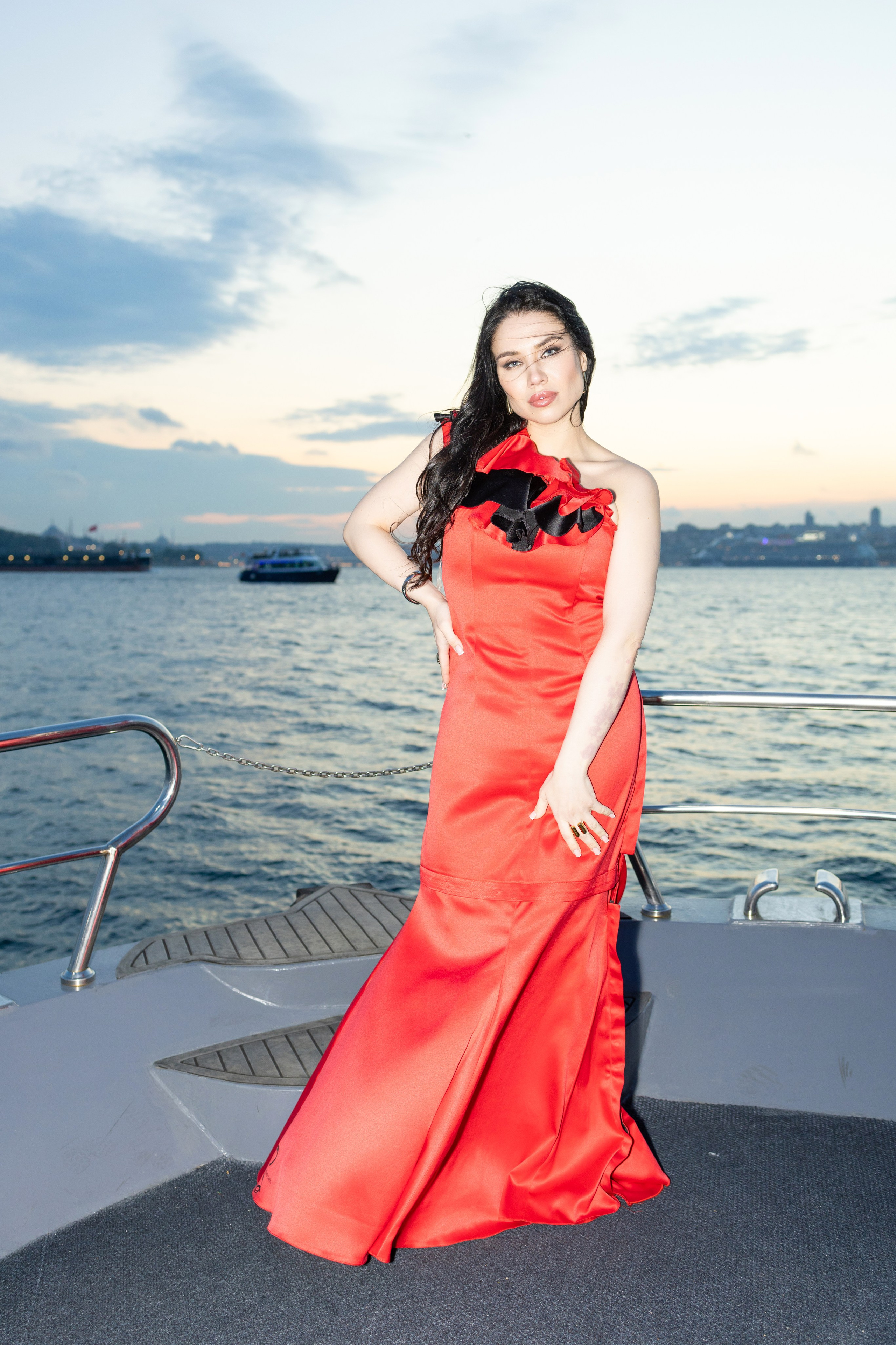 Фотосессия на яхте [Босфор, Стамбул, 2025]. Дизайнер Сильвериюш Станиславски. Anastasia Leonowa