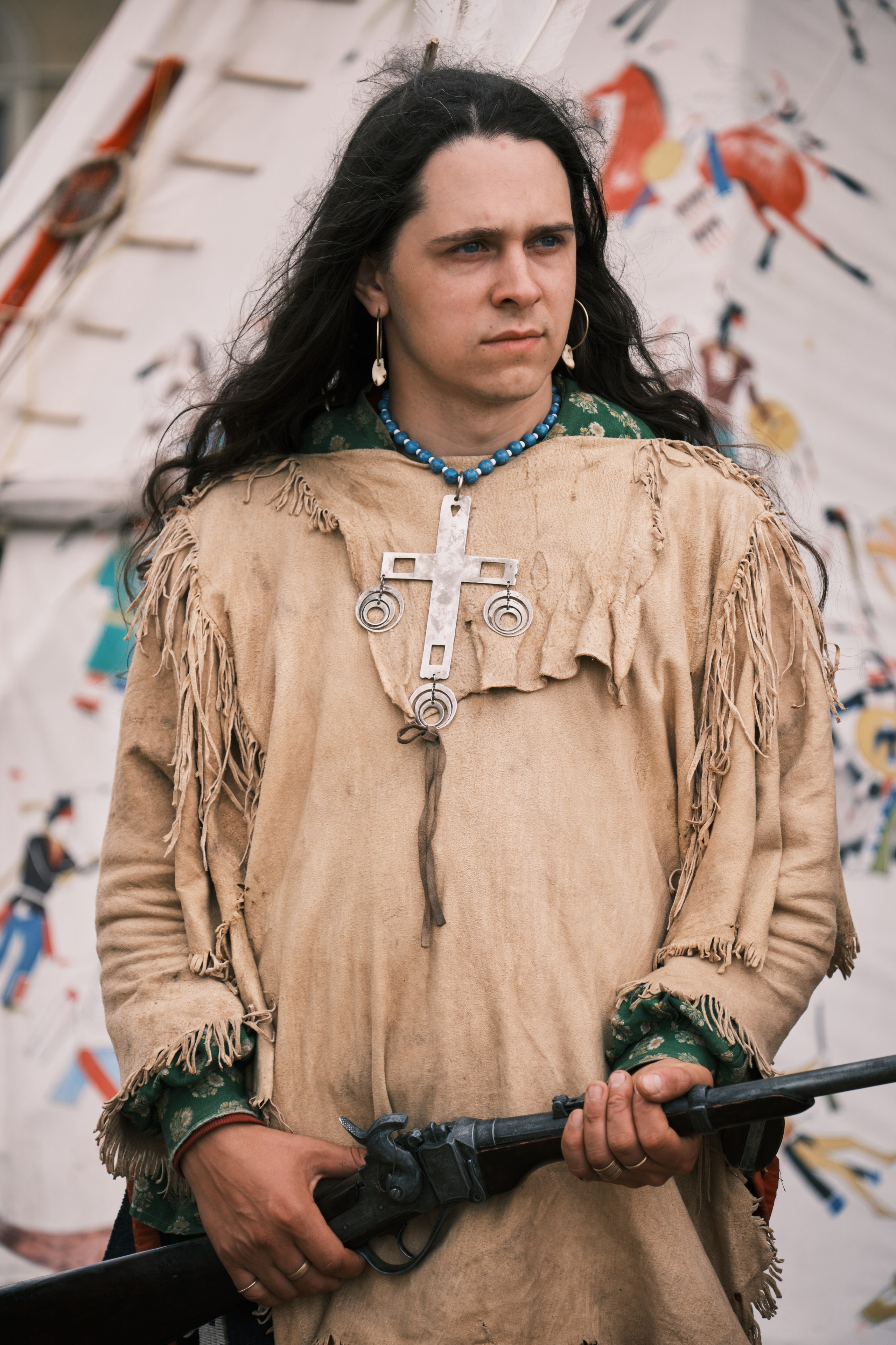 Индеец стоит с ружьем