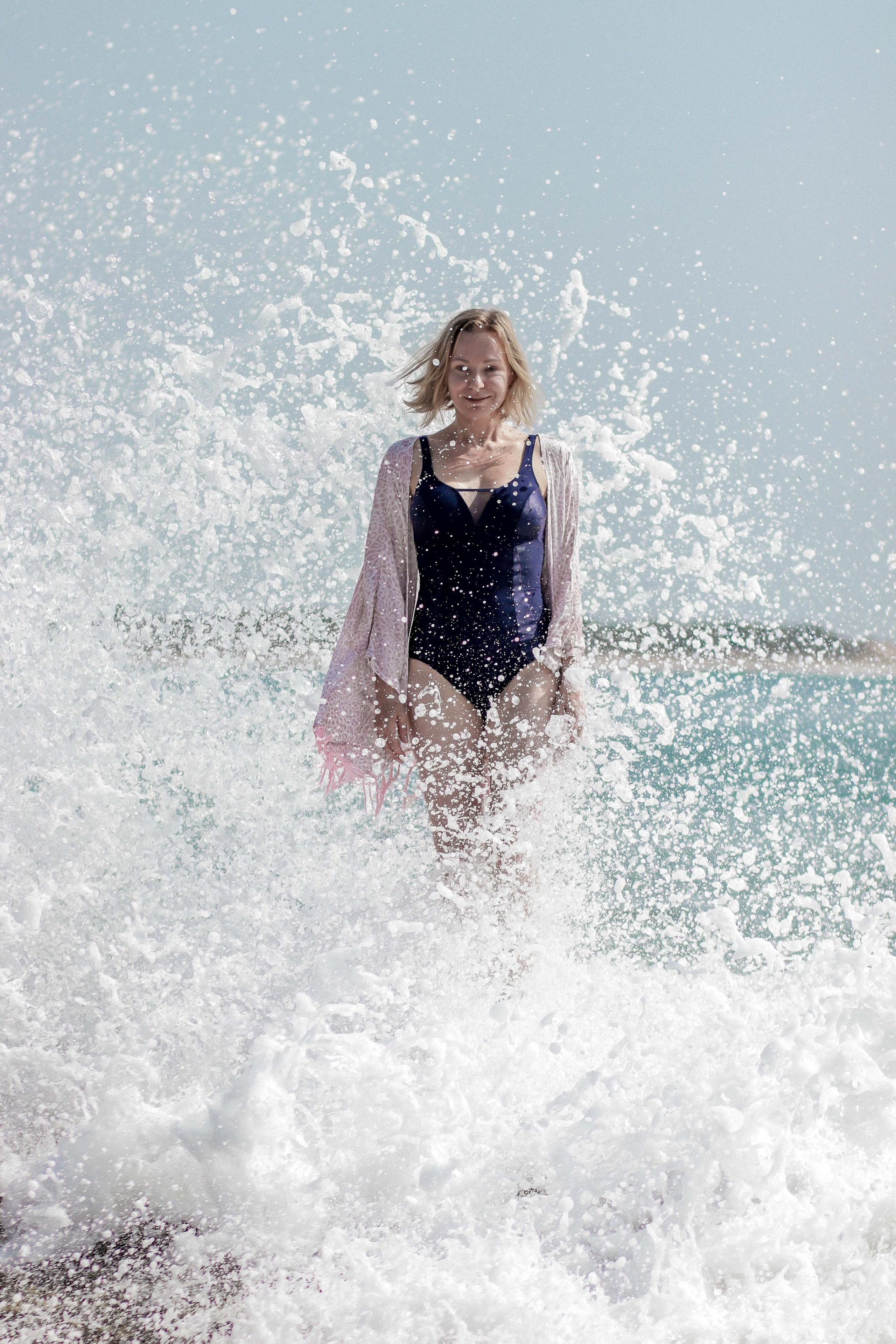 "Динамичный кадр на пляже Поттувиль Поинт - ветер в волосах и летящий подол платья"