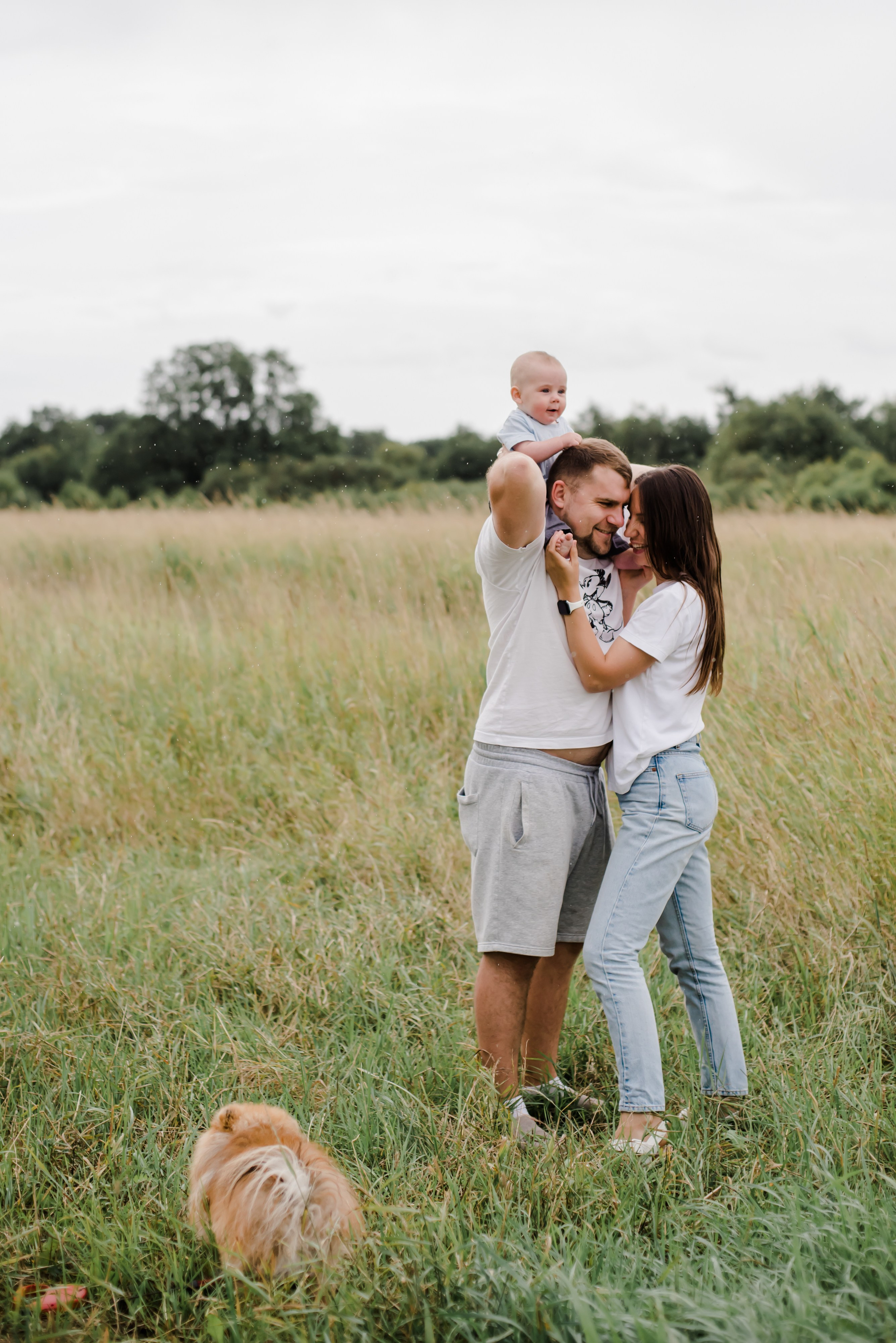 Анна и ее семья, фотосессия в поле. Свадебный и семейный фотограф Евгения Кононова