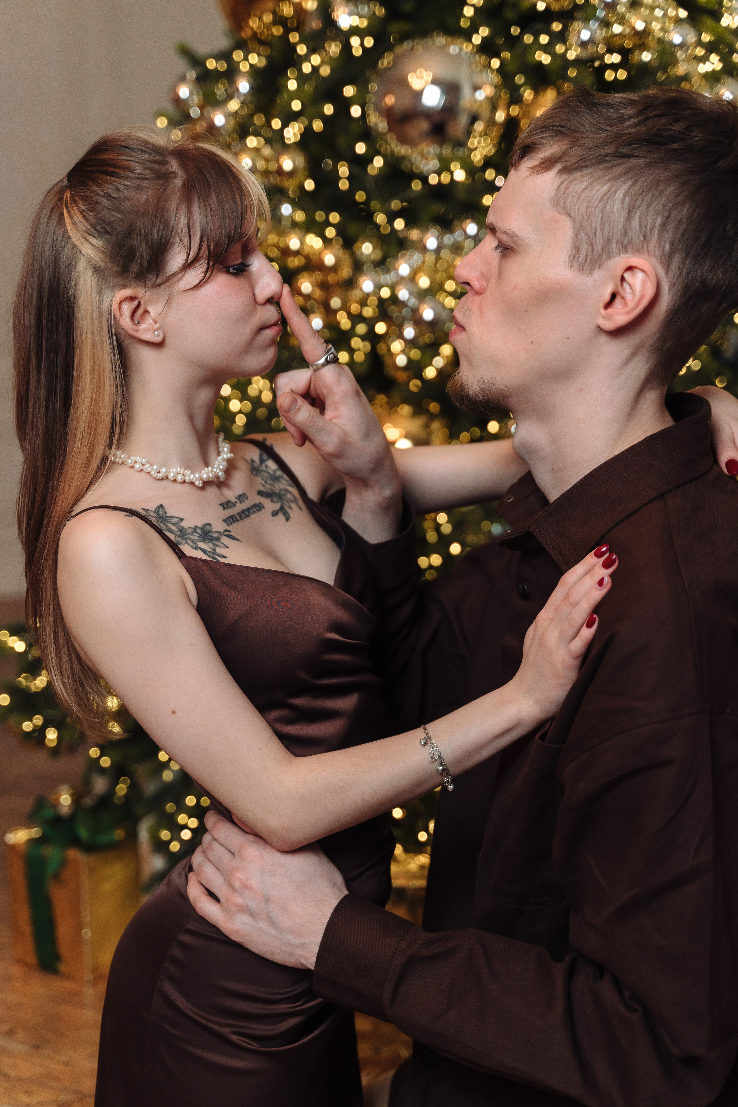 Зимняя фотосессия лавстори с предложением руки и сердца в фотостудии