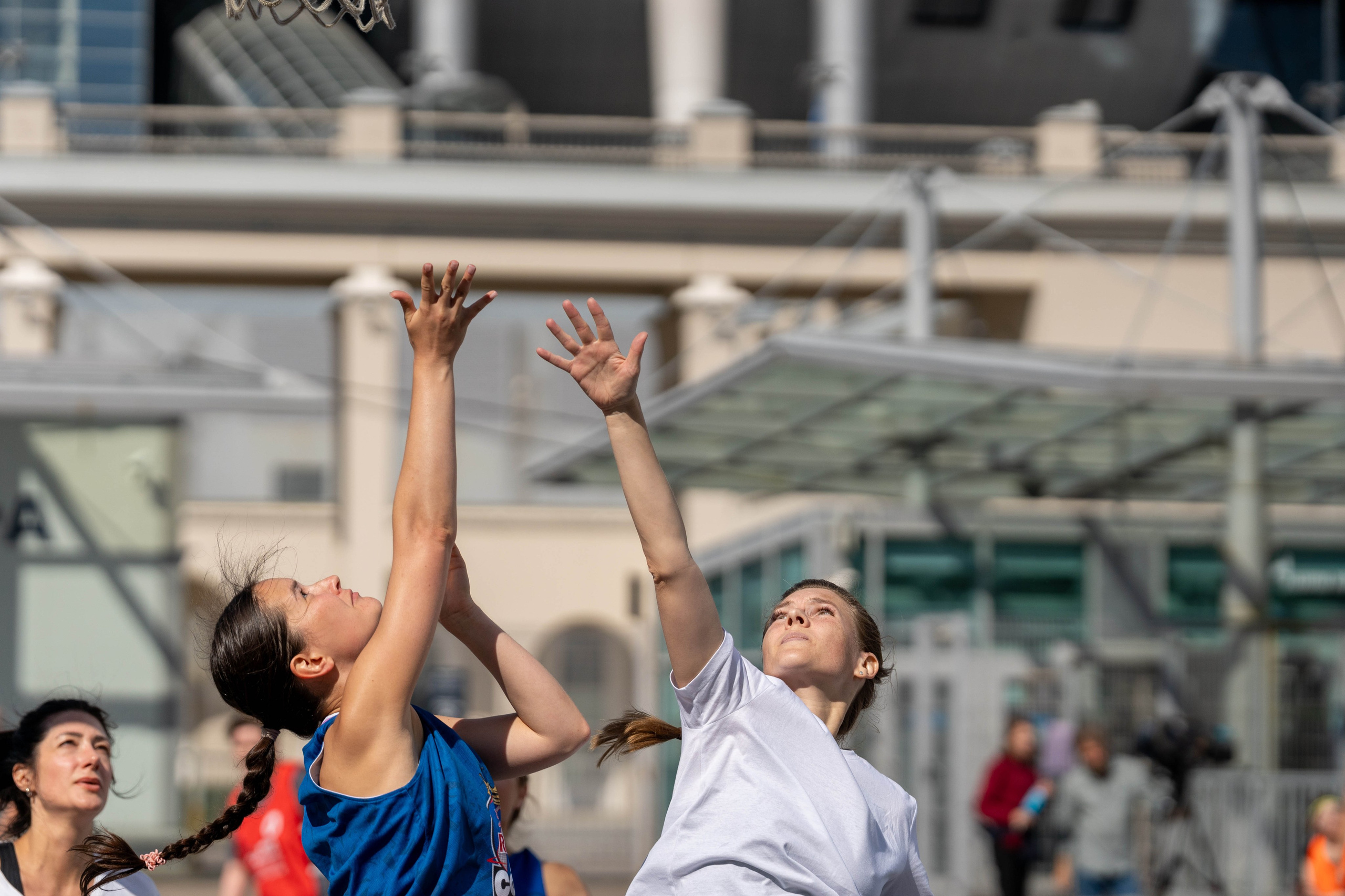 Игроки 3×3 прыгают под кольцом на матче «Оранжевый мяч»