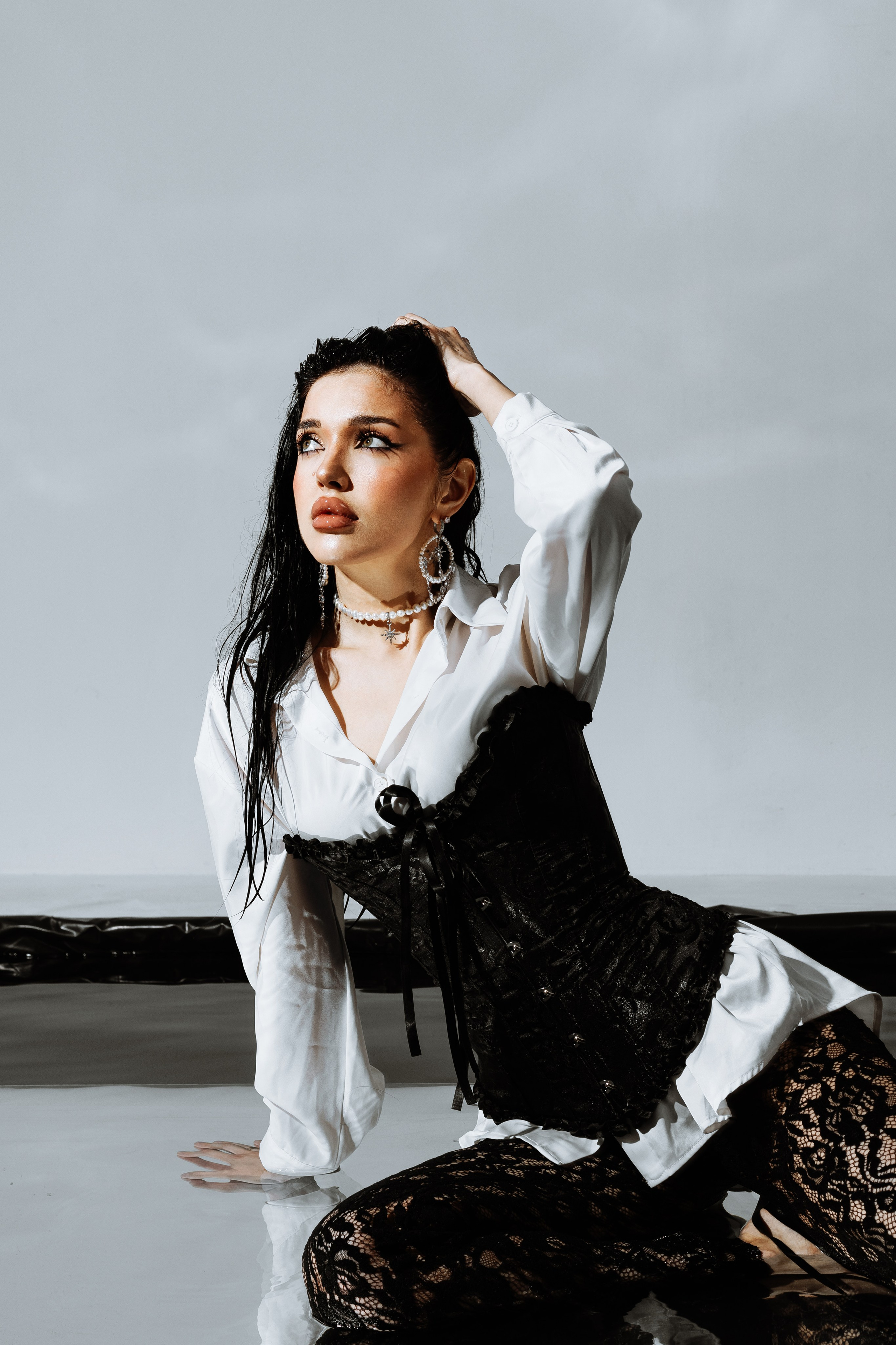 фотосессия в бассейне в фотостудии, сборный бассейн в фотостудии, студийный свет, творческая фотосессия, женский портрет