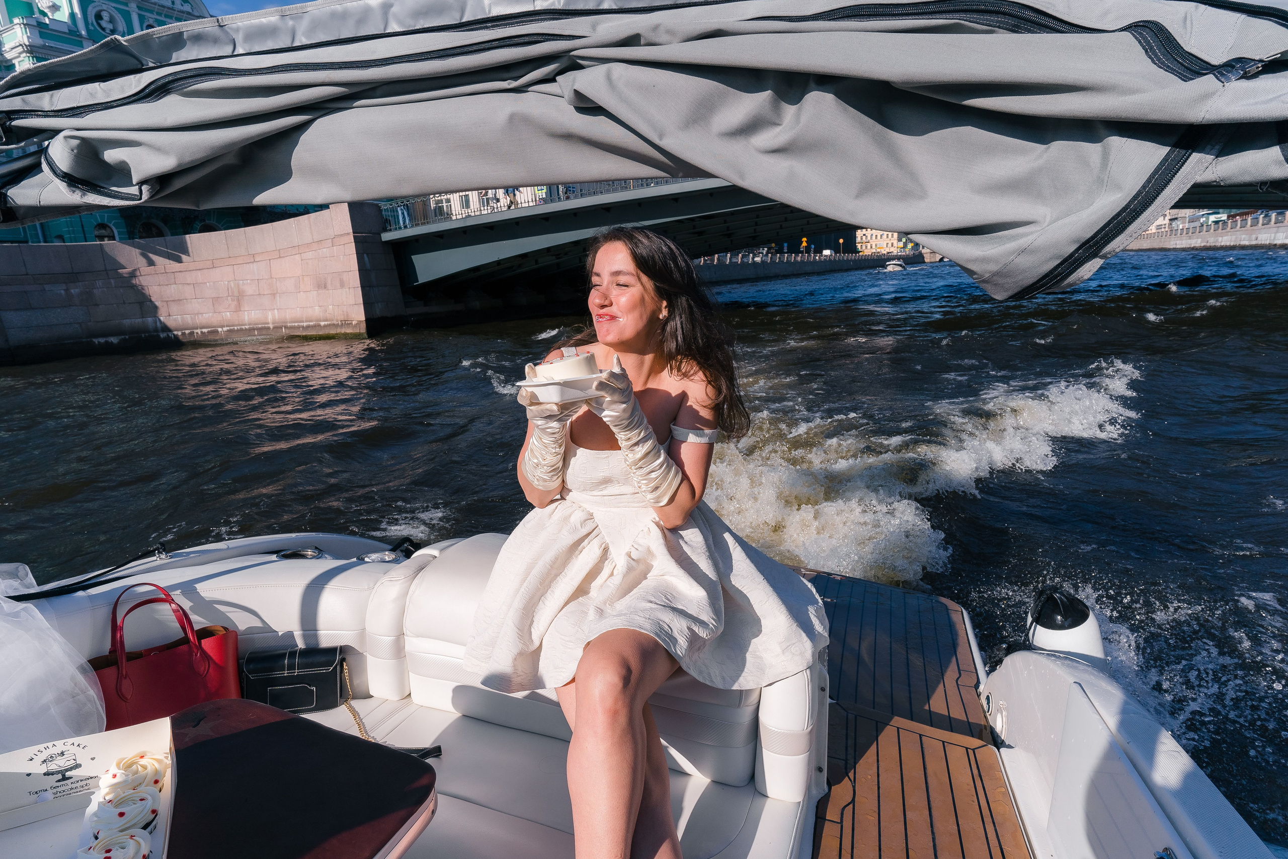 Фотосъемка девичника, встреча девушек, веселые женские портреты