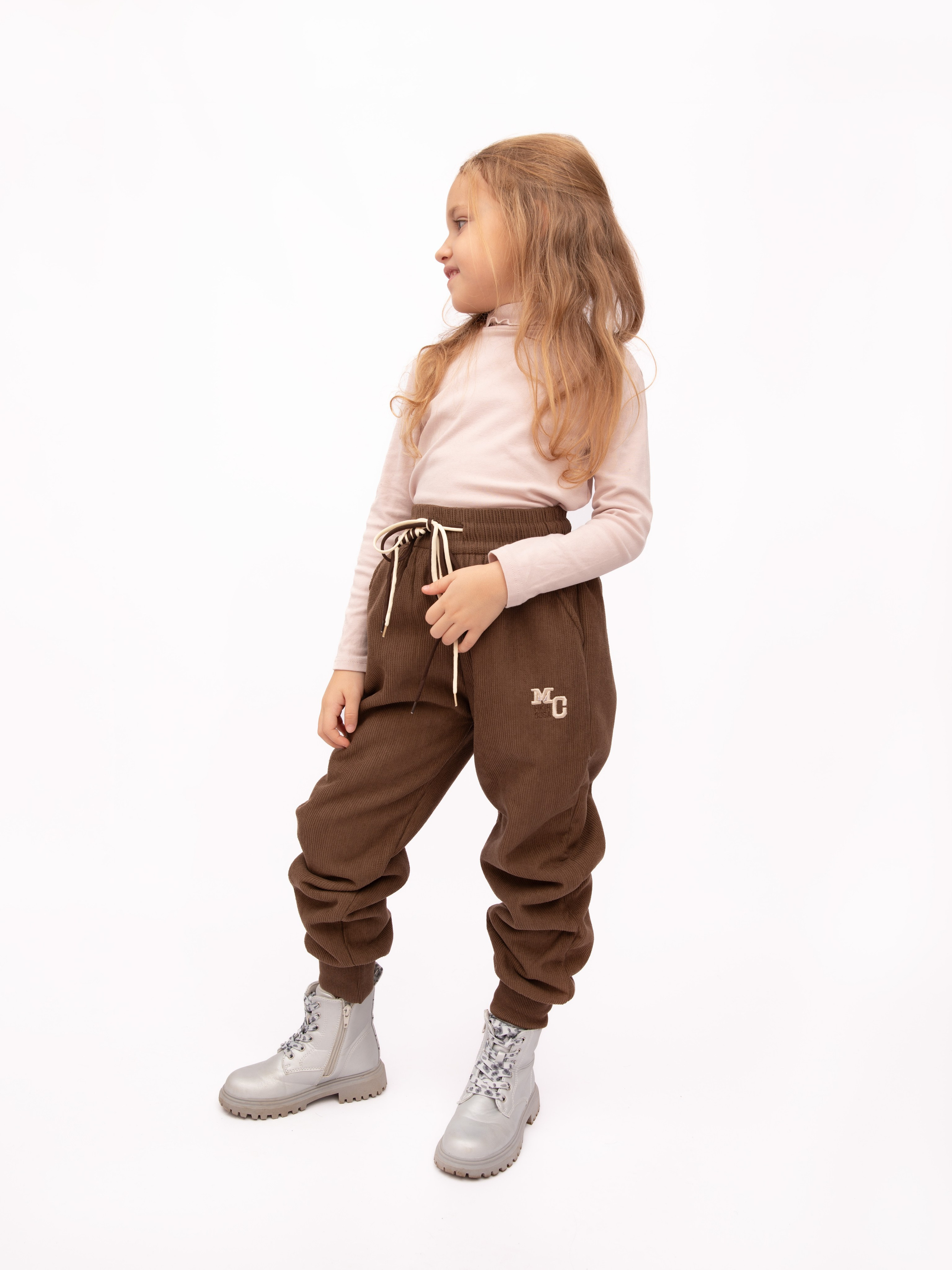 Детские брюки. Фотостудия предметной и модельной съёмки для маркетплейсов