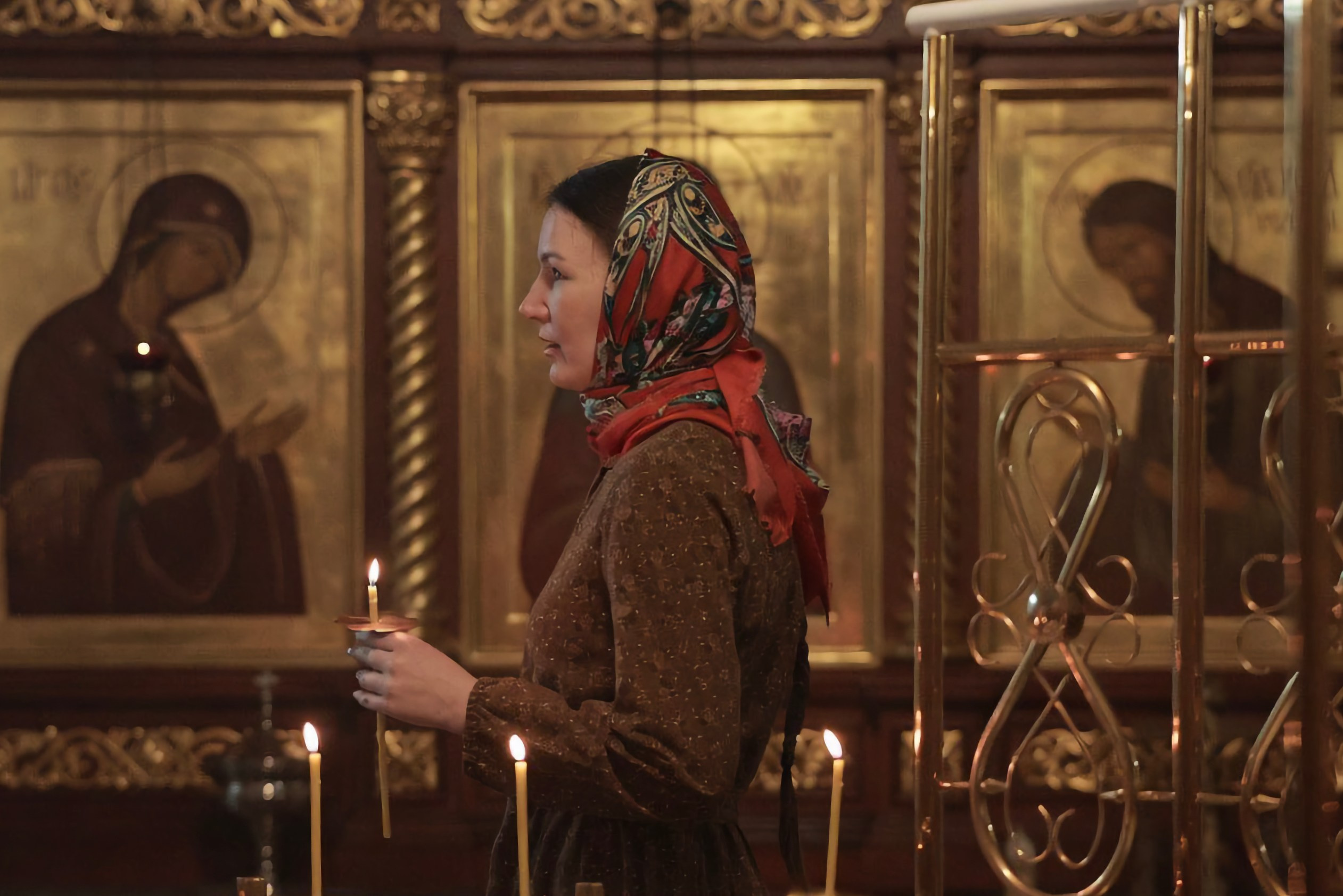 Документальная видеосъемка крещения в Екатеринбурге. Видеограф Илья Антропов, Храм на Крови. Фиксация таинства в теплых золотистых тонах без использования постановочных сцен.