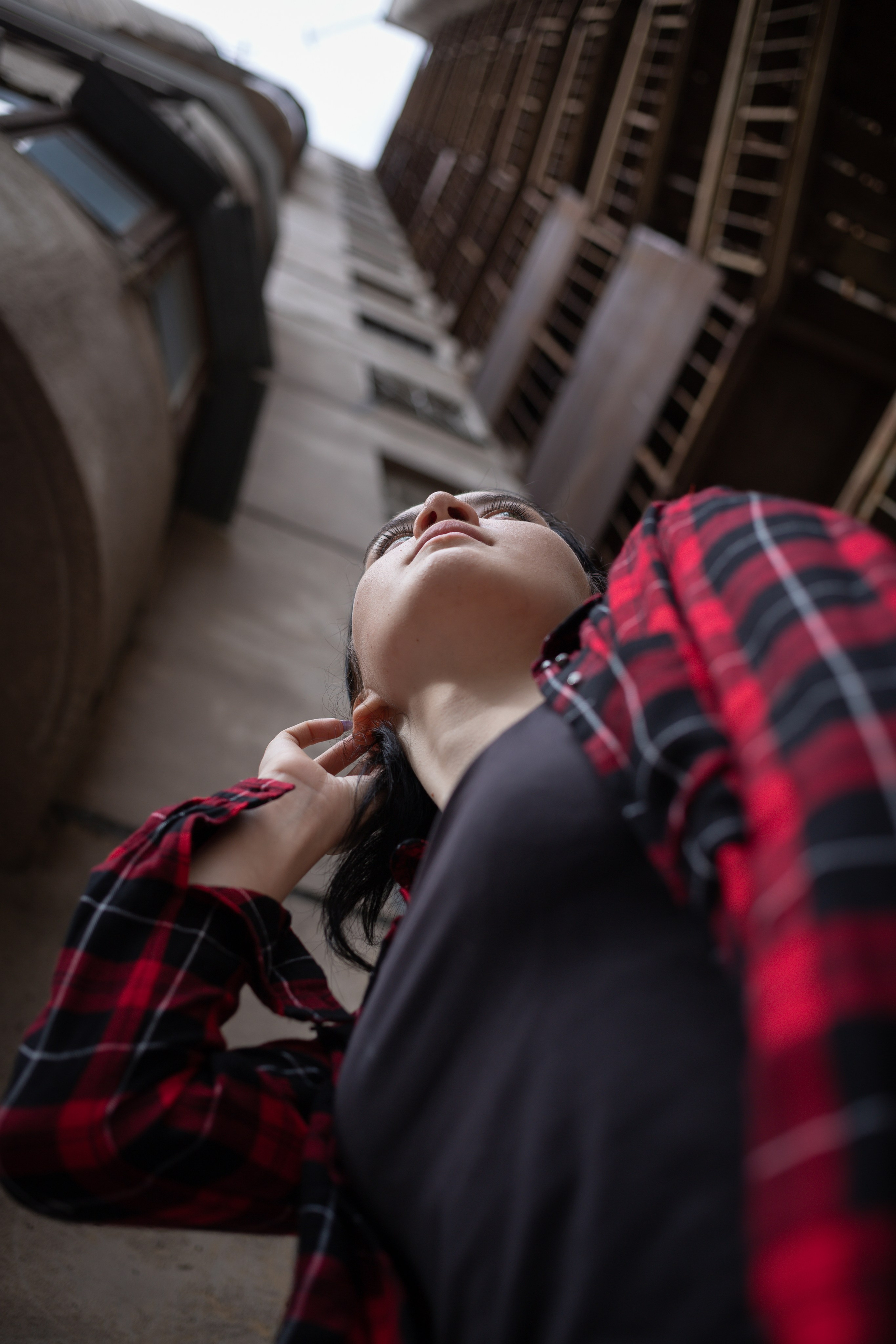 Женский портрет в городском дворе, нижний ракурс, архитектура, Воронеж, Илья Антропов