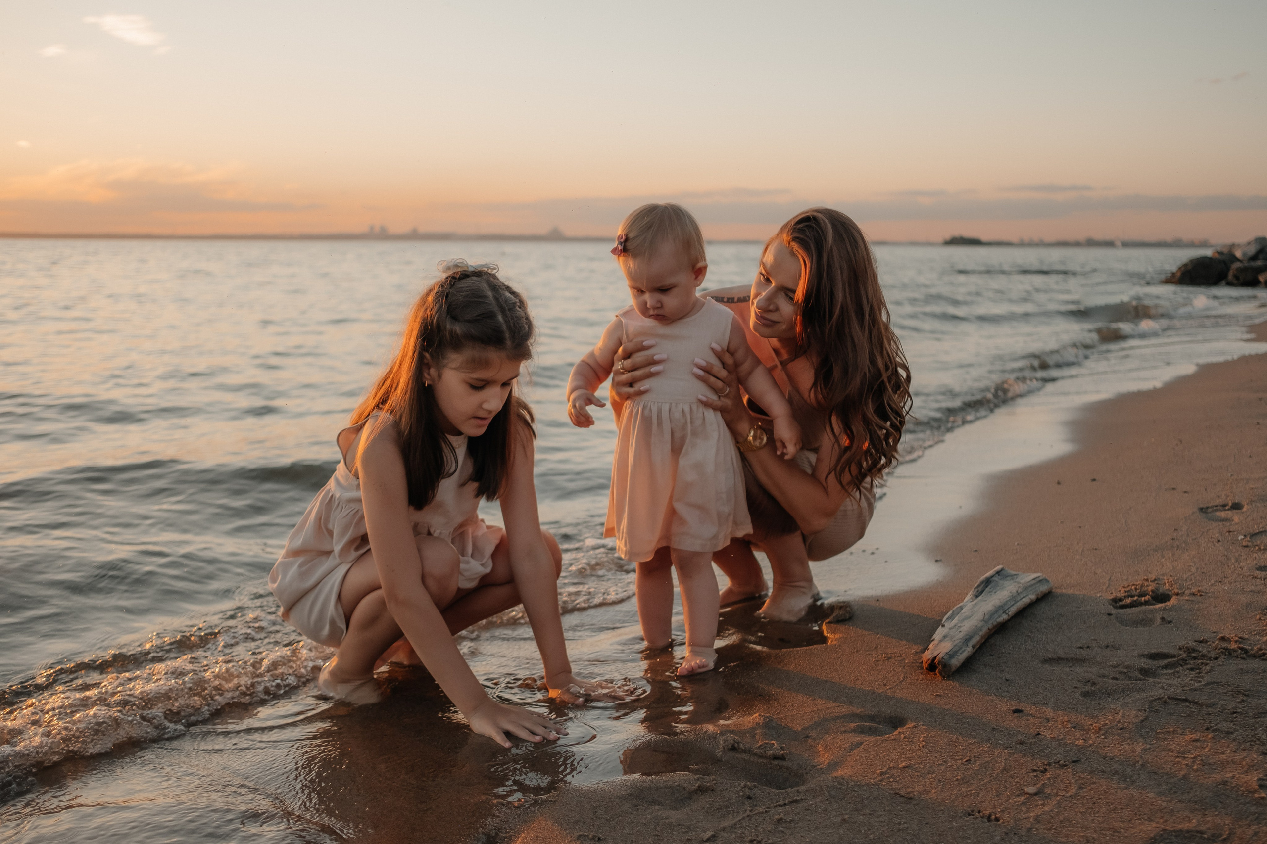 Катя с дочками на берегу. Фотограф в Новосибирске Диана Ильиных