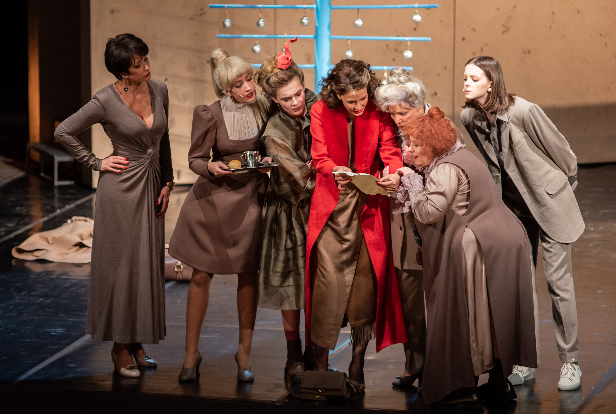 8 любящих женщин | Театр им. Моссовета