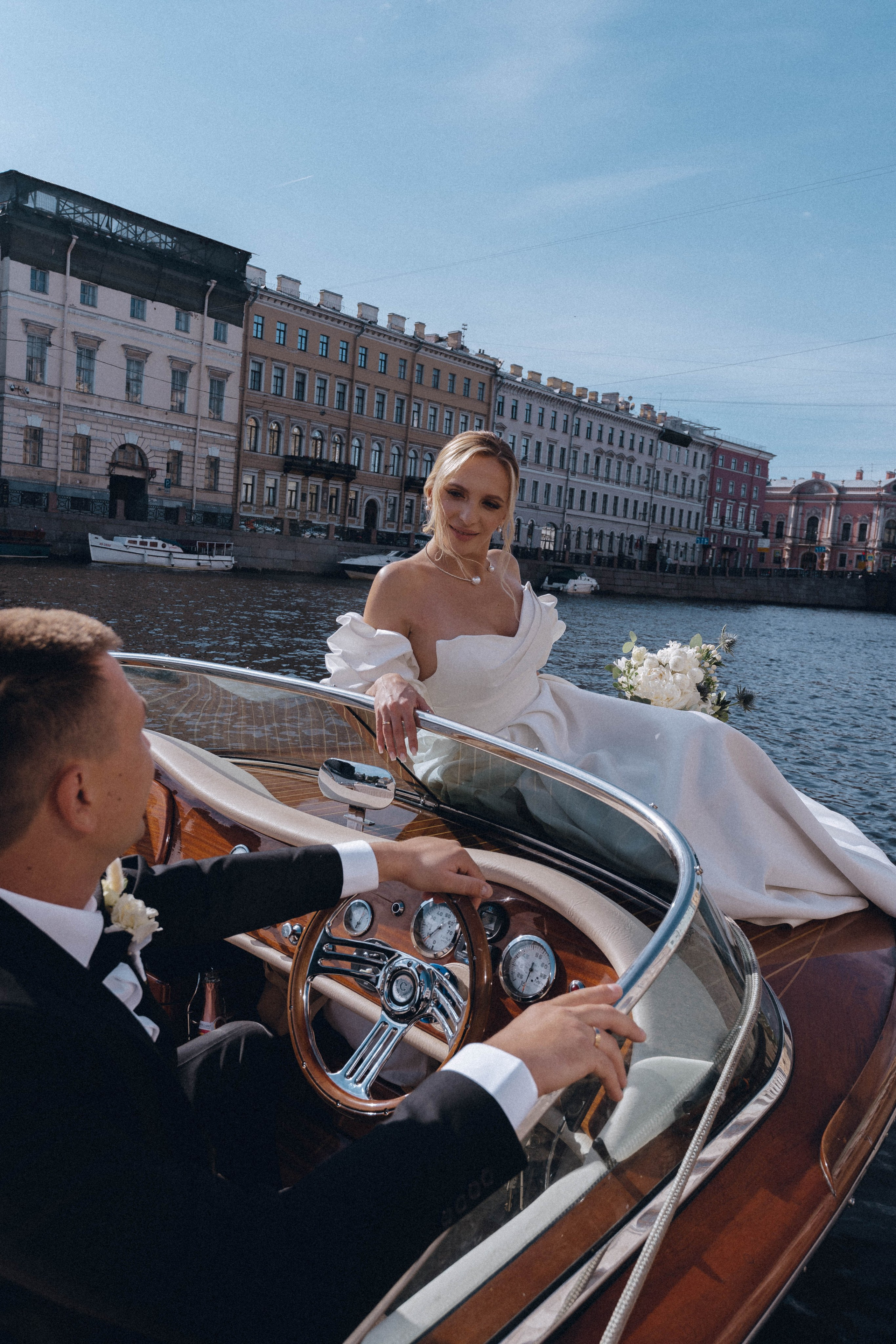 СВАДЕНБНАЯ СЬЕМКА НА КАТЕРЕ ПО КАНАЛАМ САНКТ-ПЕТЕРБУРГА И В АКВАТОРИИ НЕВЫ. Профессиональный фотограф, Санкт-Петербург — Виктория Богомолова