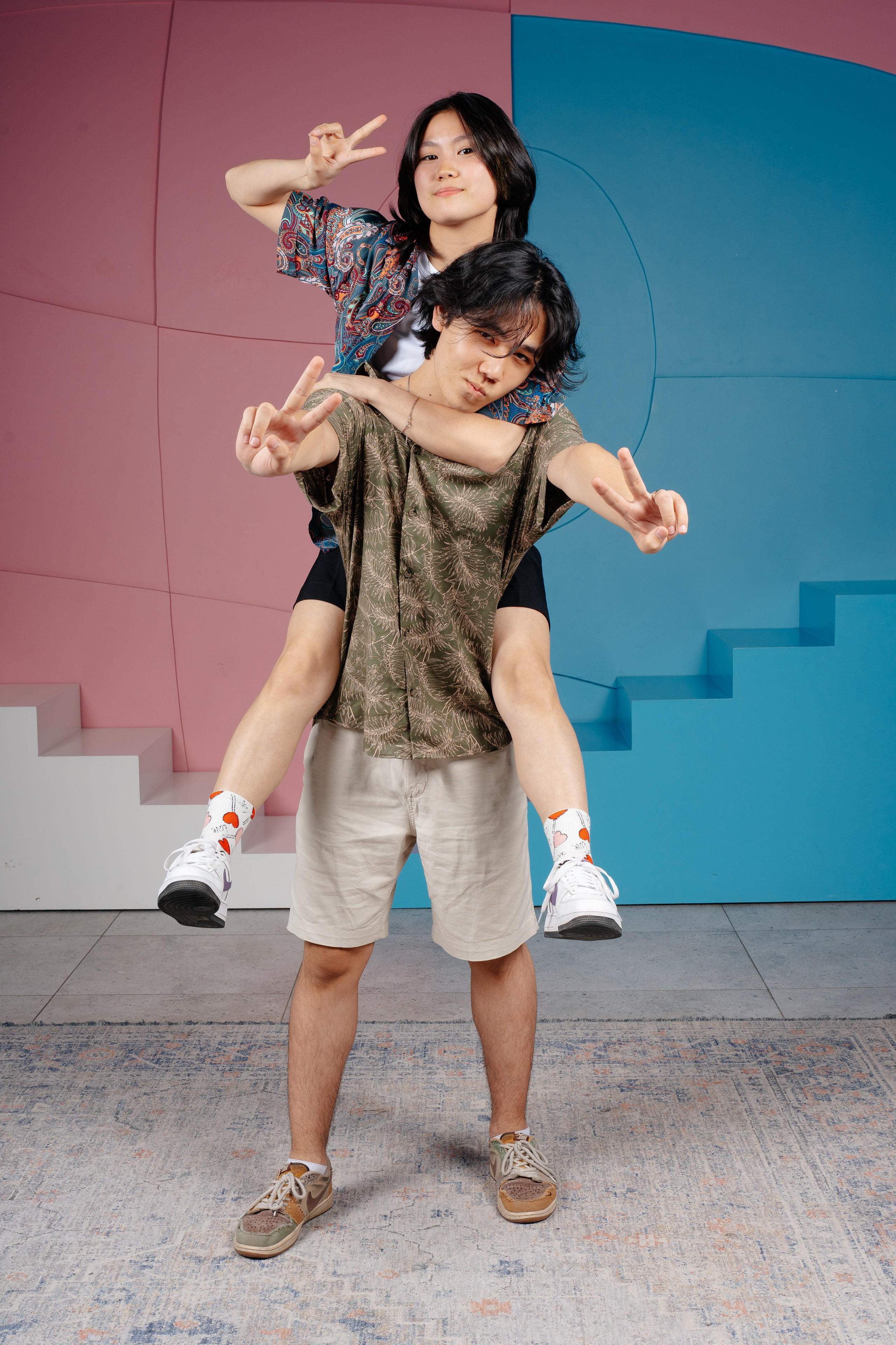 По двое. Выпускные альбомы в Нур-Султане (Астана) и по всему Казахстану