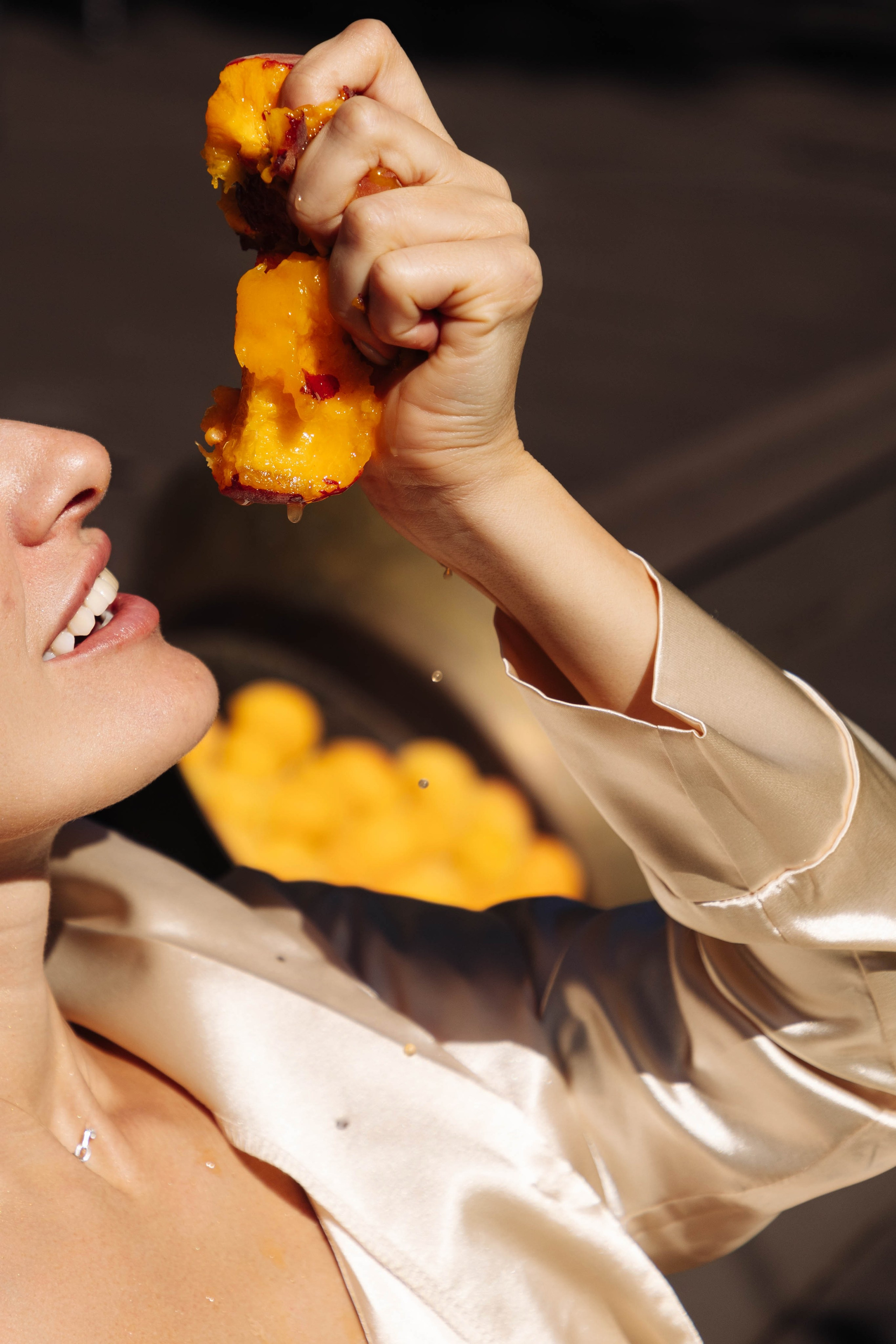 Девушка с персиками. Фотограф Анастасия Тихонова