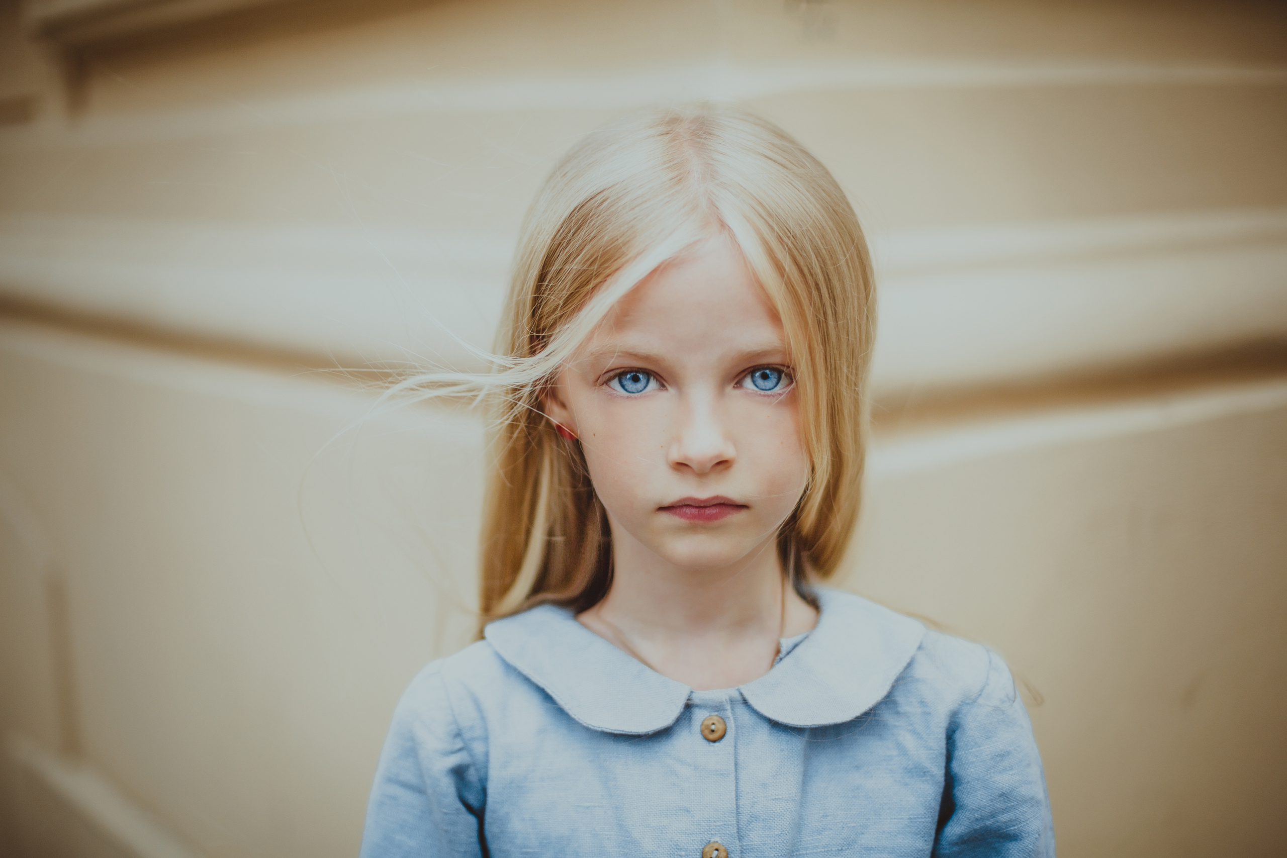 портрет голубоглазой светлой девочки в васильковом платье