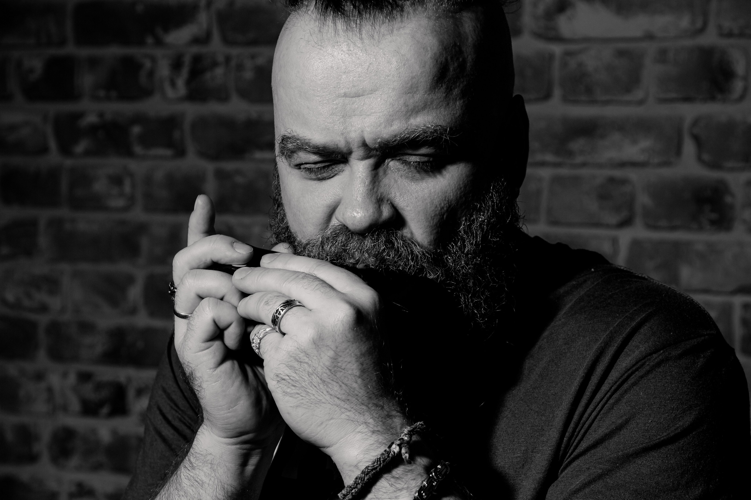 Борис Плотников. Губная гармоника. Мужской портрет, фотосессия для музыканта. Фотограф в Екатеринбурге Пойгина Елена