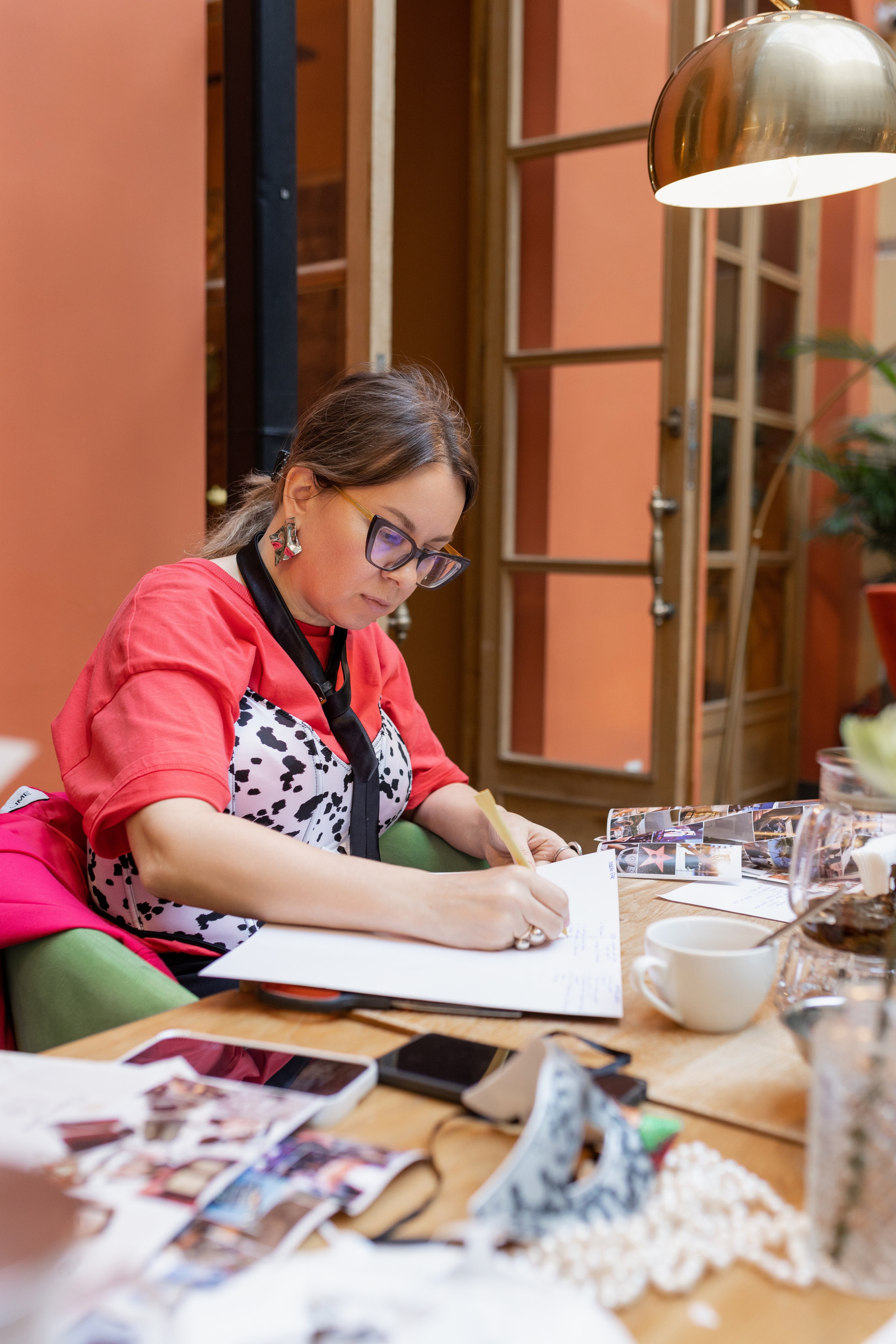 Женщина пишет свои желания на лист бумаги